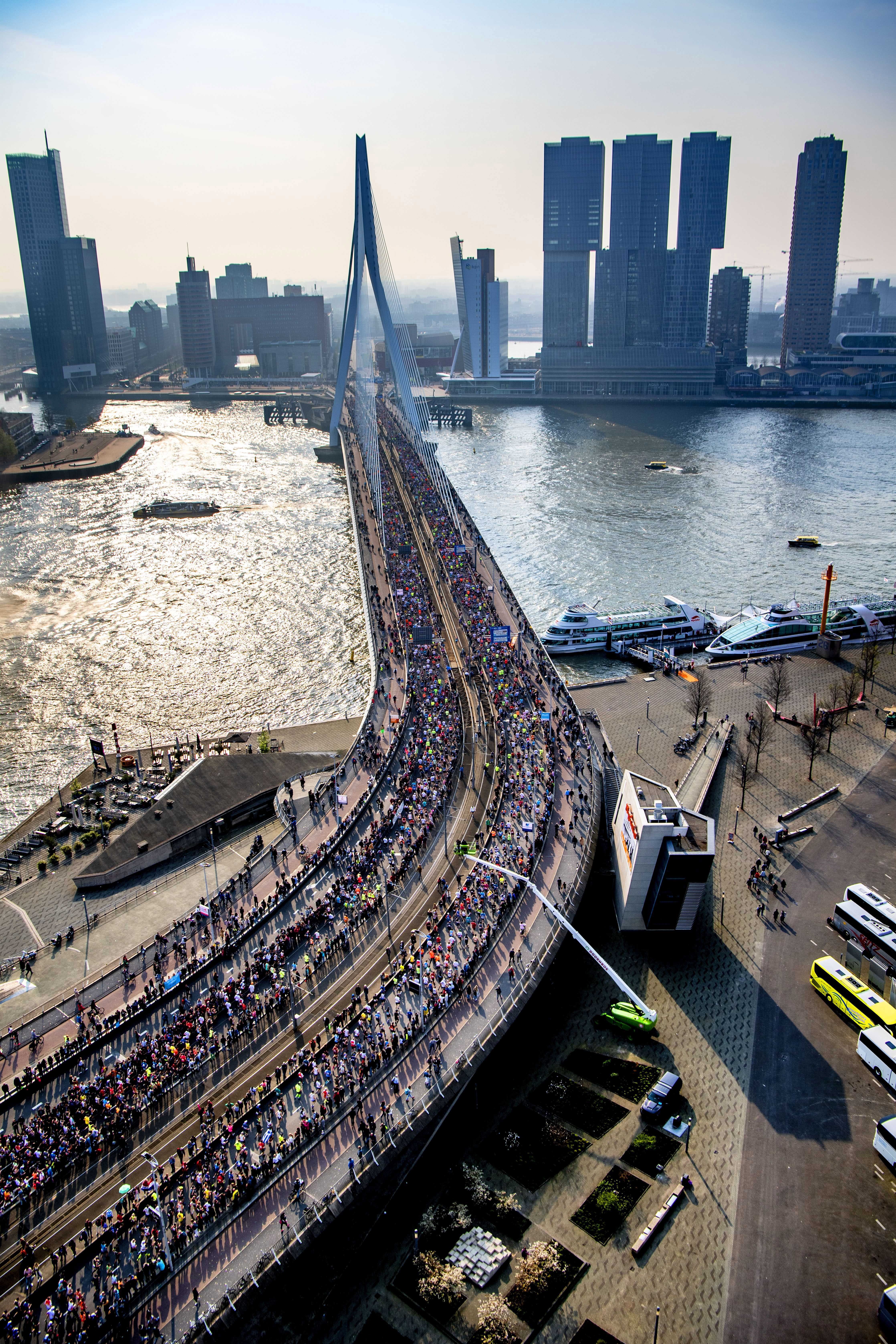 Una imagen espectacular del Maratón de Róterdam. EFE. Una imagen espectacular del Maratón de Róterdam. EFE.
