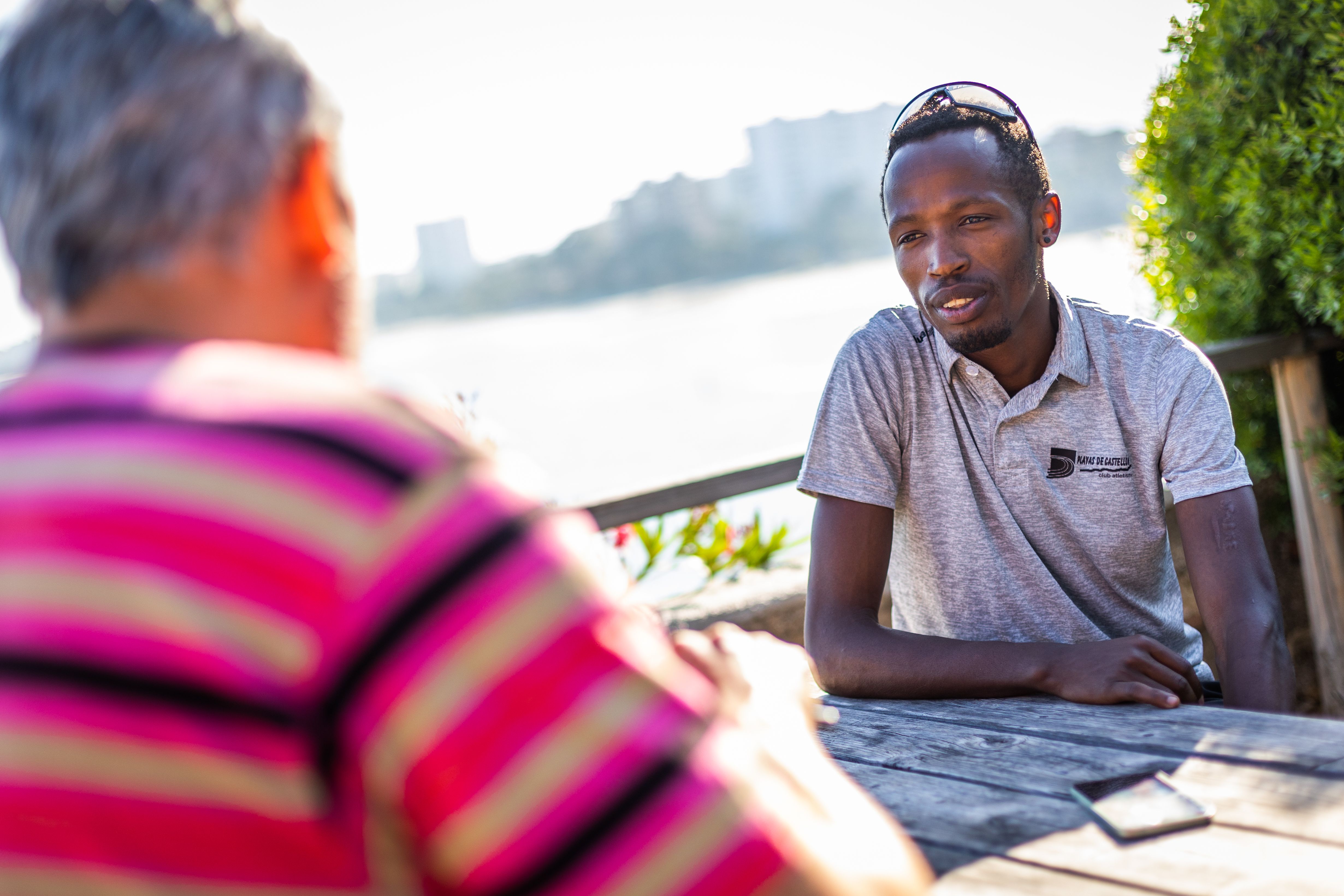 Thierry Ndikumwenayo charlando con Fernando Miñana en una entrevista para la Revista Corredor. JL BORT.
