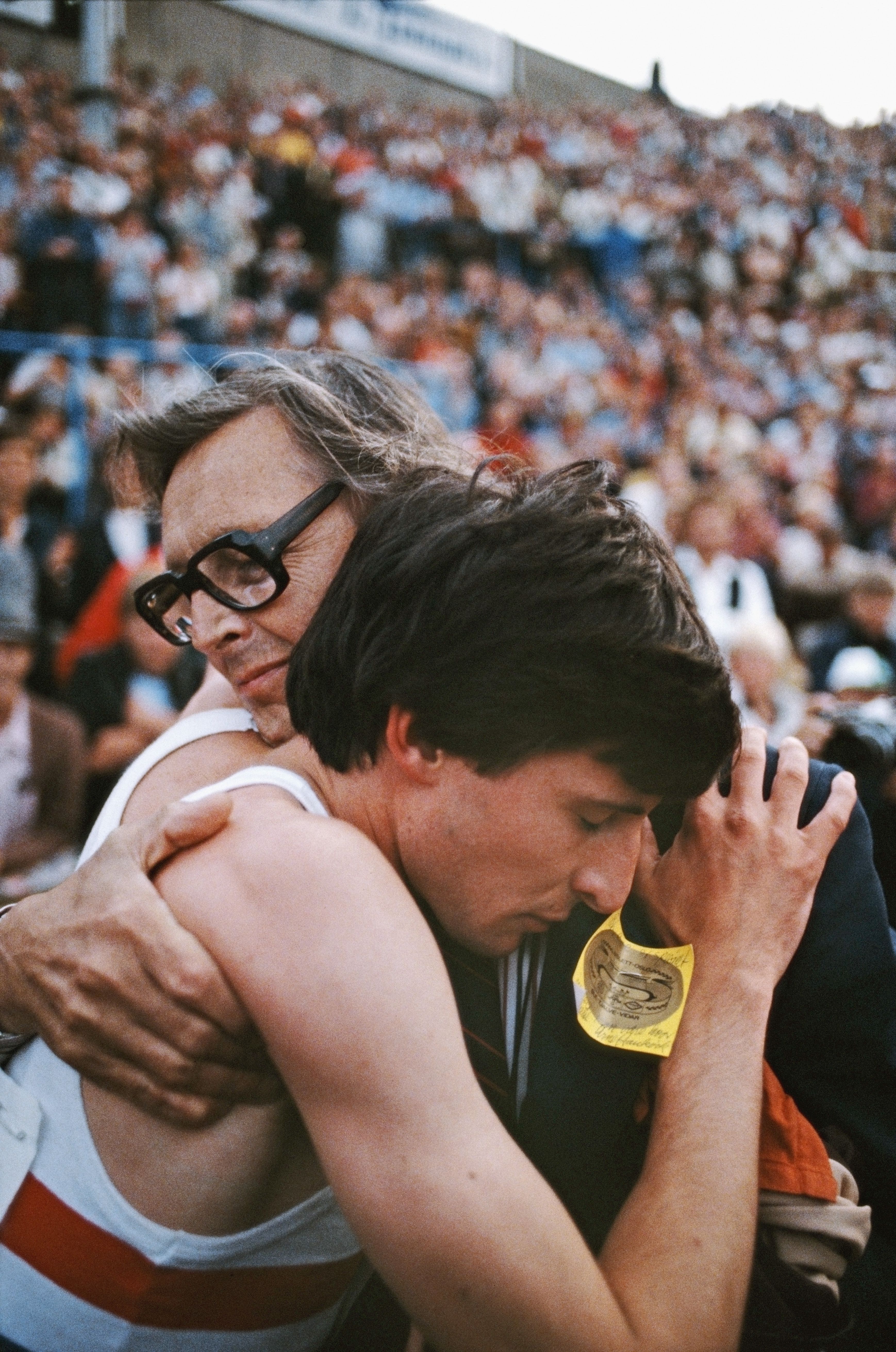 Sebastian Coe se funde en un abrazo con su padre y entrenador, Peter, instantes después de batir el récord del mundo de la milla con 3 48.95 en los Bislett Games de Oslo de 1979. TONY DUFFY.