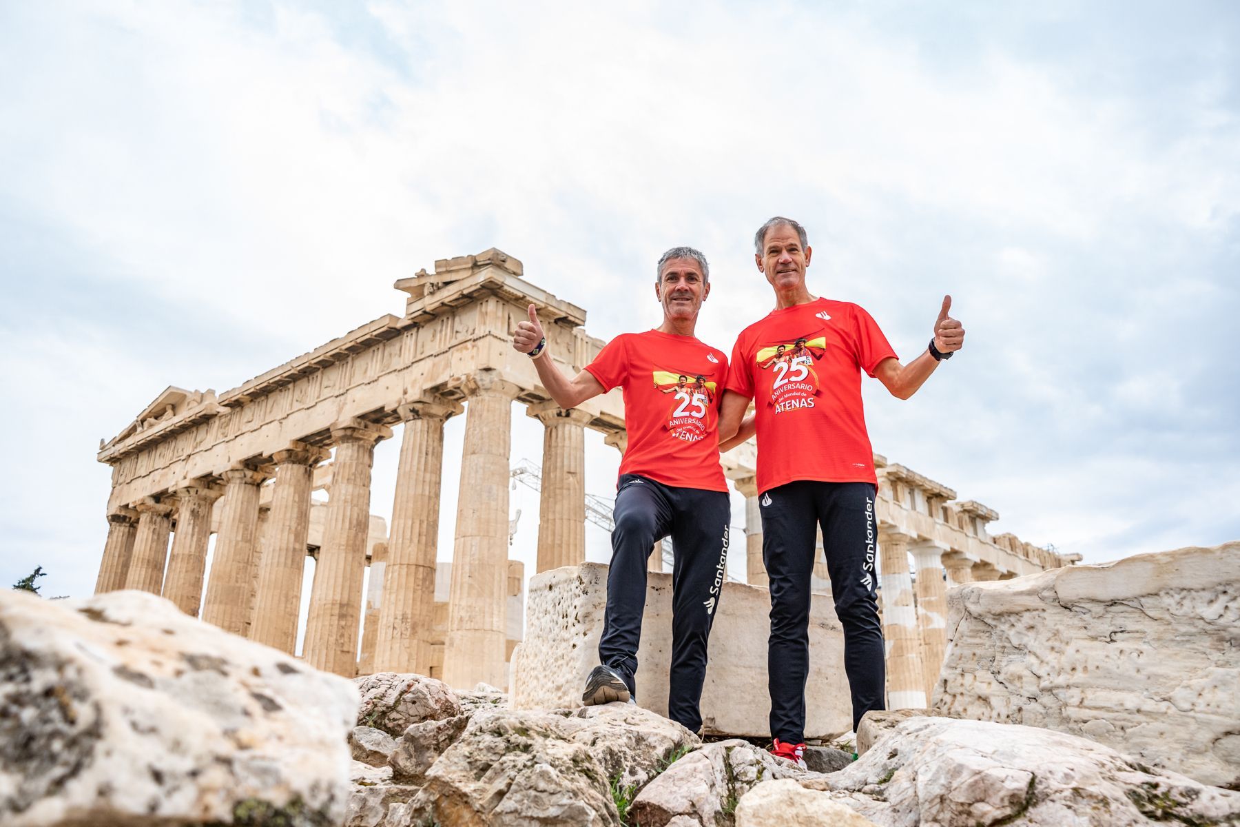 Abel Antón y Martín Fiz junto al Partenón en el 25 aniversario del histórico doblete en el Mundial de maratón (Atenas 97). JCD FOTOGRAFÍA