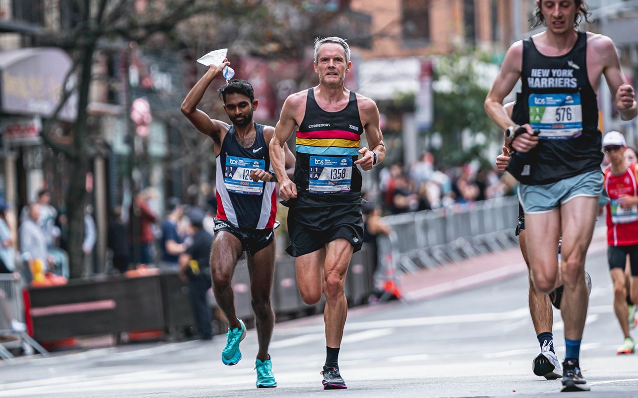 Javi Moro durante el Maratón de Nueva York 2022 a su paso por la Primera Avenida. VSM PHOTOEVENTS.