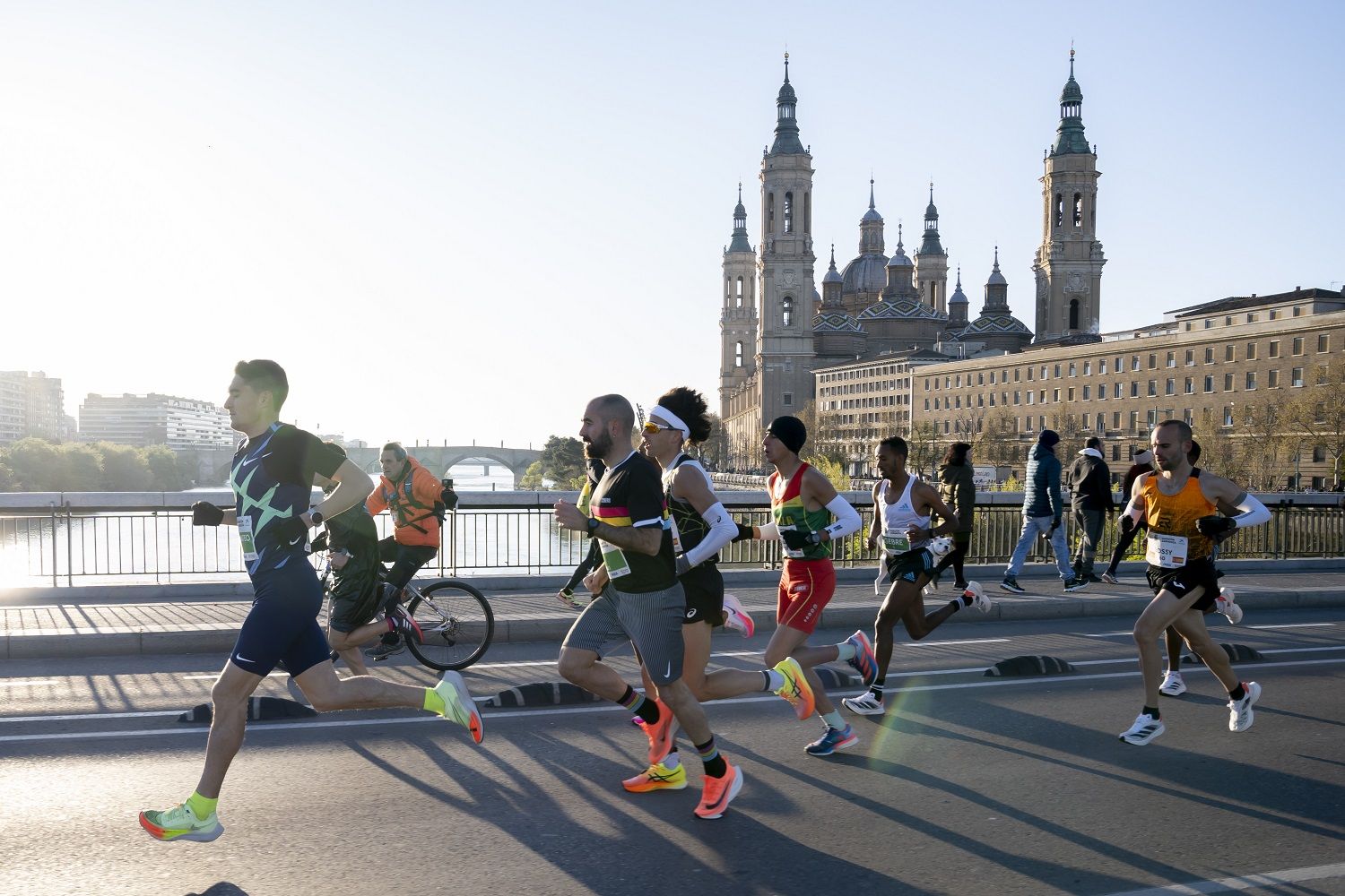 Dani Mateo haciendo de liebre al grupo cabecero del pasado Campeonato de España de maratón al paso por El Pilar, con el futuro campeón, Jorge Blanco (cinta en el pelo), en el centro de la imagen.
