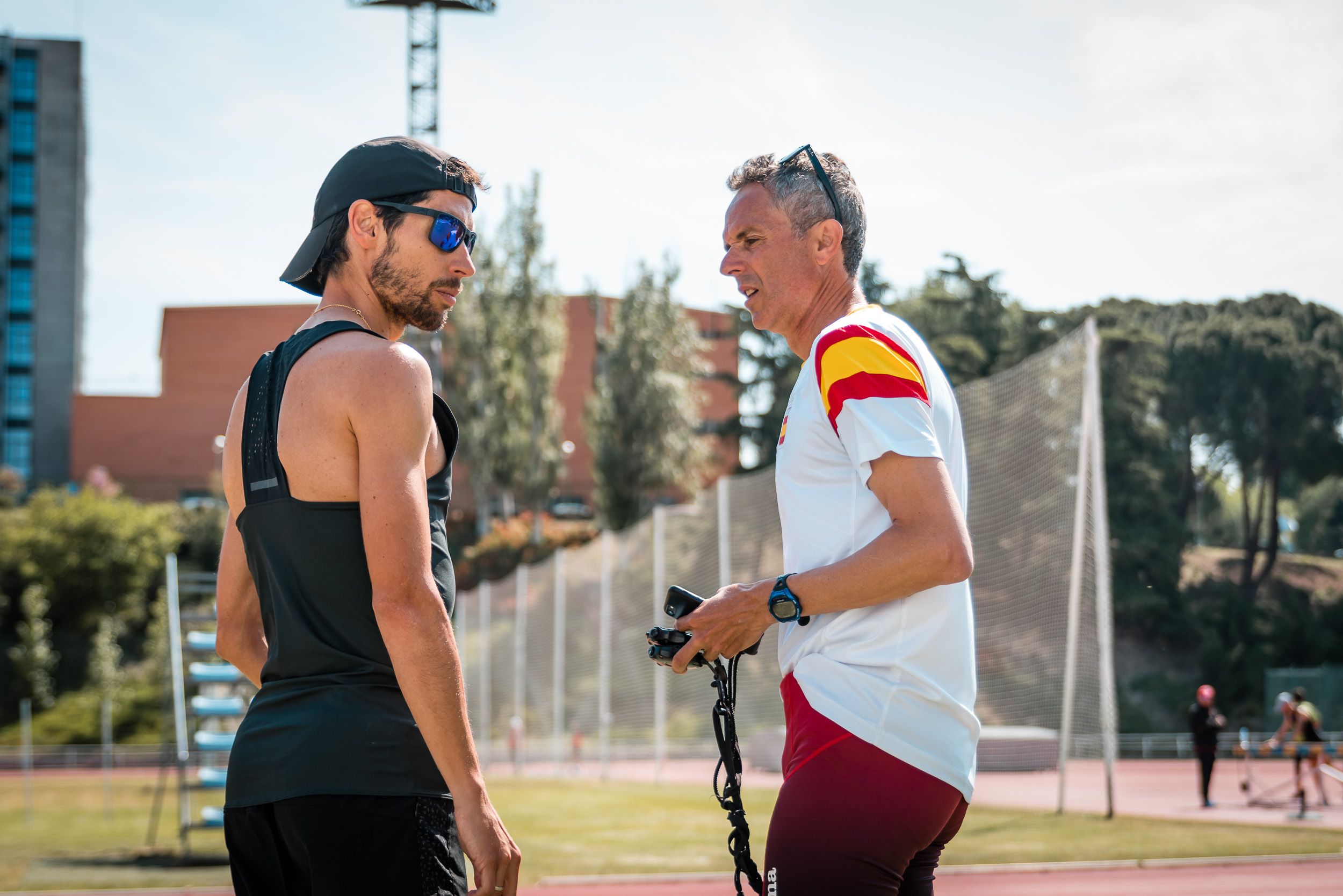 Javi Guerra y Antonio Serrano, maratoniano y preparador, durante una sesión de entrenamiento en 2018. SPORTMEDIA.