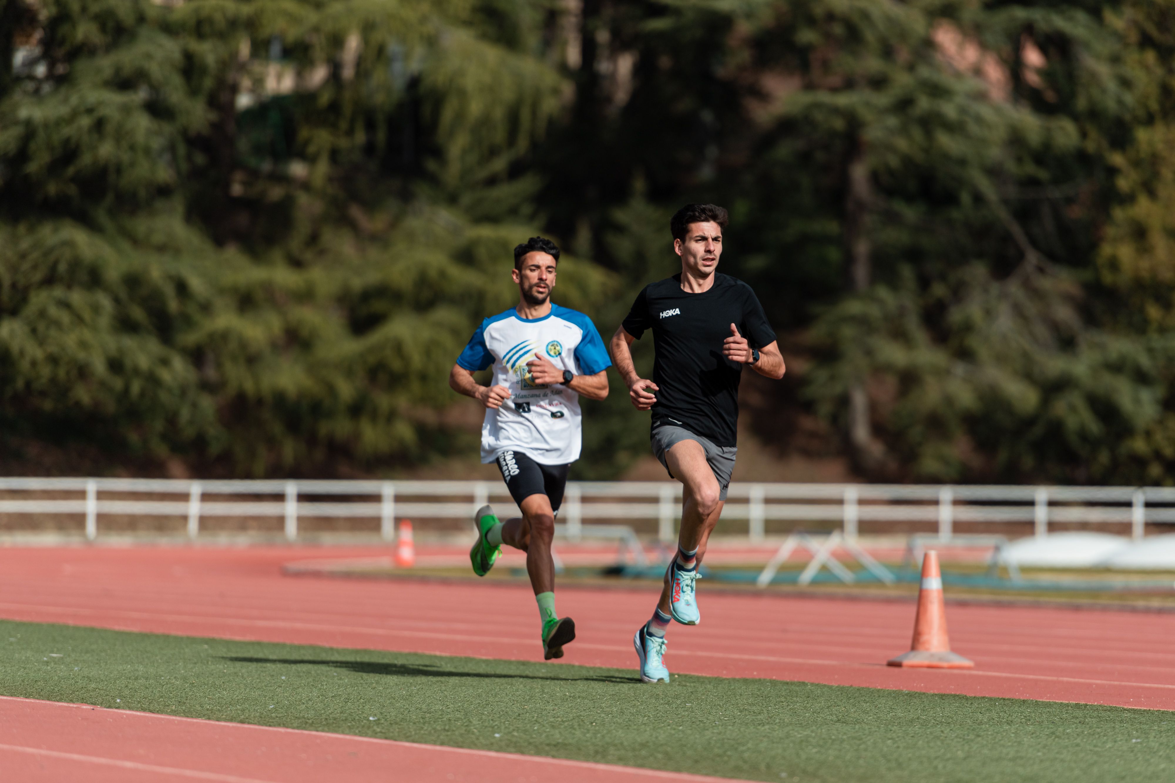 Álex Jiménez junto al también maratoniano Yago Rojo, ambos entrenados por Luis Miguel Martín Berlanas. SPORTMEDIA. Álex Jiménez junto al también maratoniano Yago Rojo, ambos entrenados por Luis Miguel Martín Berlanas. SPORTMEDIA.