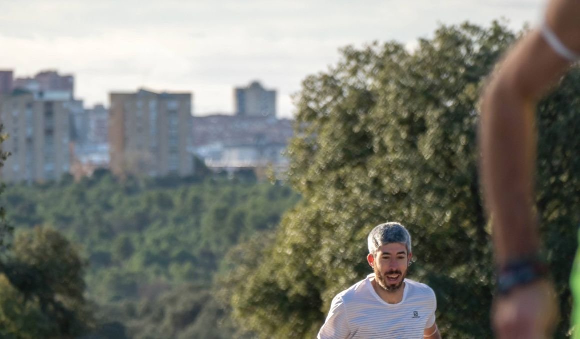 Un corredor en el Trofeo Akiles 2021, con la ciudad de Madrid al fondo vista desde la Casa de Campo. MARIO PÉREZ PEREIRA.