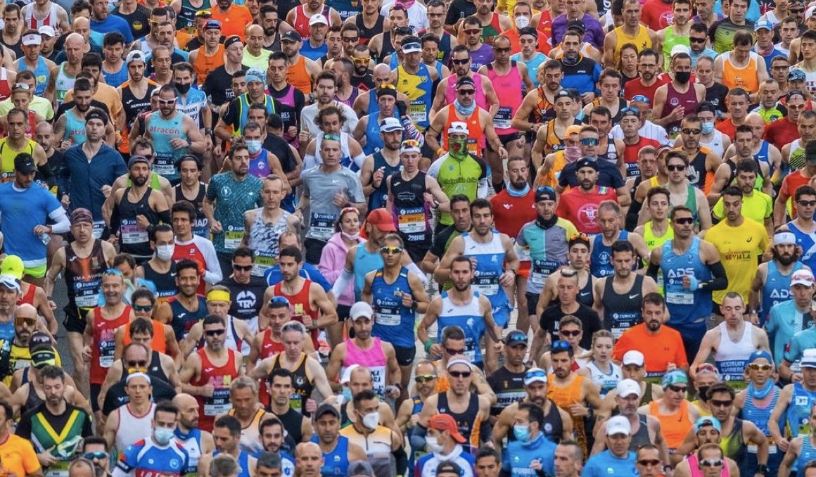 Una imagen del Zurich Maratón de Sevilla 2022, donde muchos corredores utilizaron sus gadgets preferidos. JJ ÚBEDA.