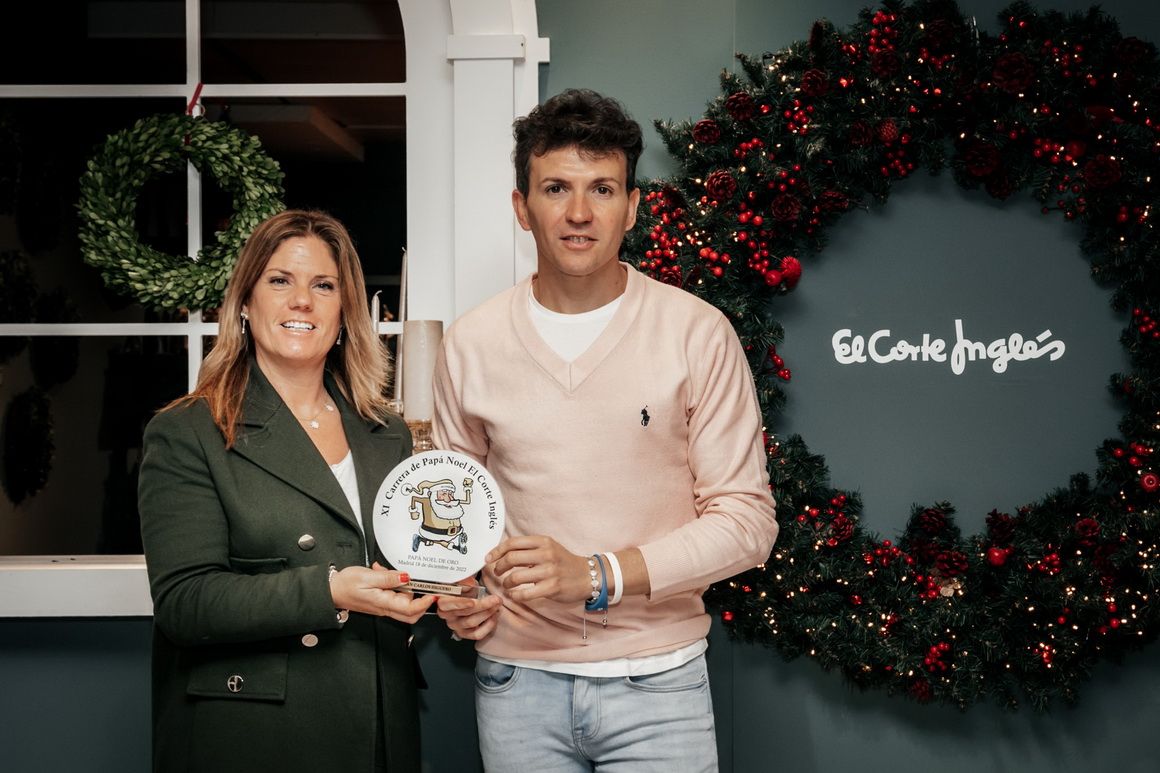 Juan Carlos Higuero recibe el Papá Noel de Oro de manos de Alicia Martín / Foto: www.latemilente.com