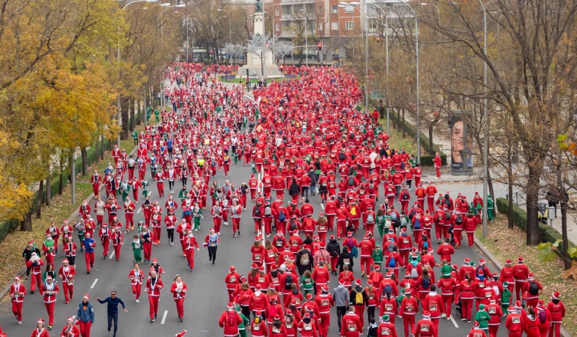 La Carrera Solidaria de Papá Noel El Corte Inglés es uno de los eventos característicos de la Navidad en la capital de España. LATE MI LENTE.
