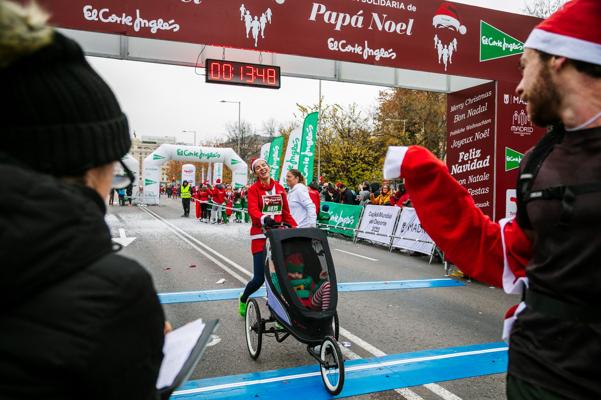 Las 50 mejores fotos de la Carrera de Papá Noel El Corte Inglés 2022. (36)
