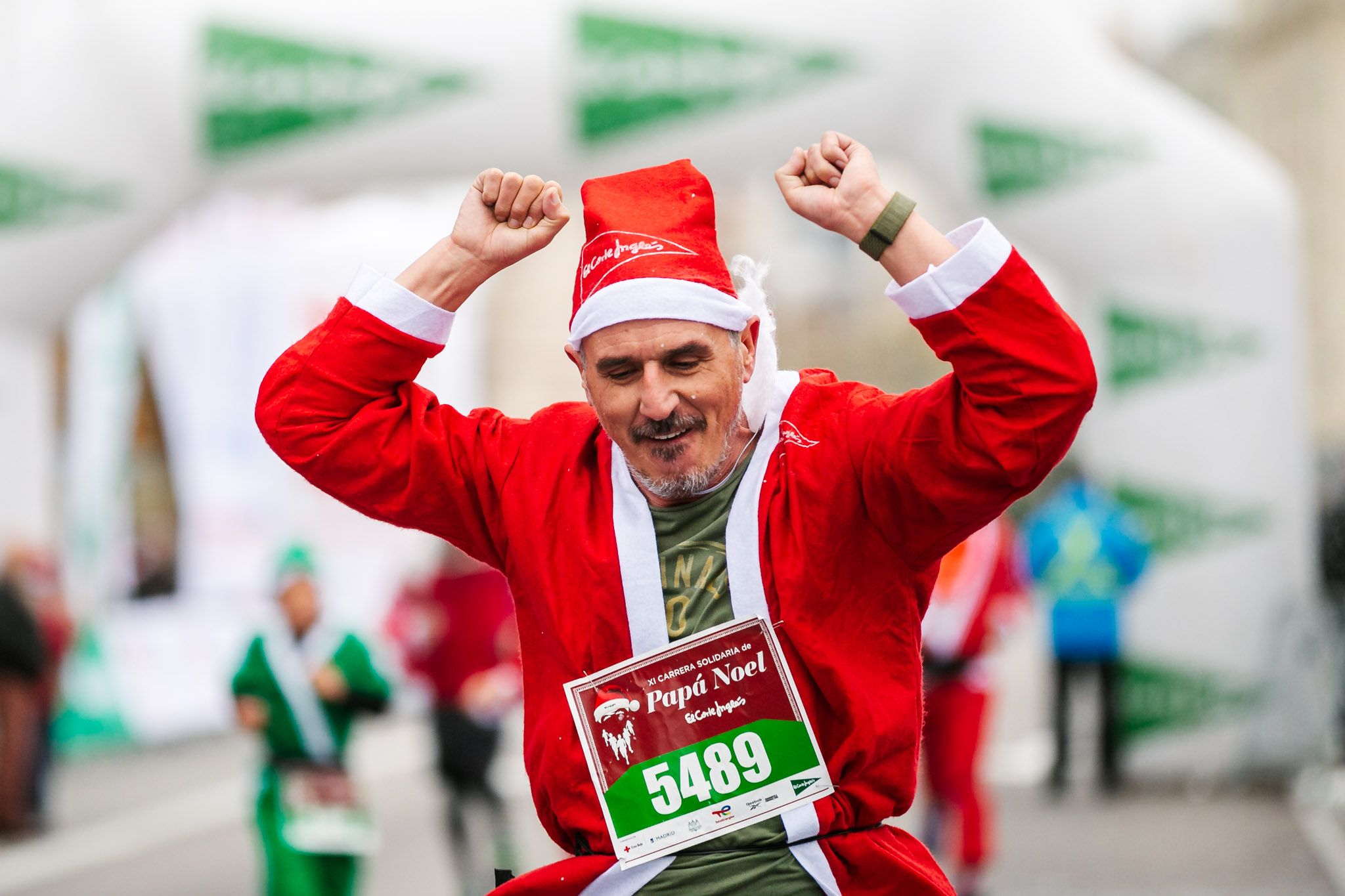Las 50 mejores fotos de la Carrera de Papá Noel El Corte Inglés 2022. (39)
