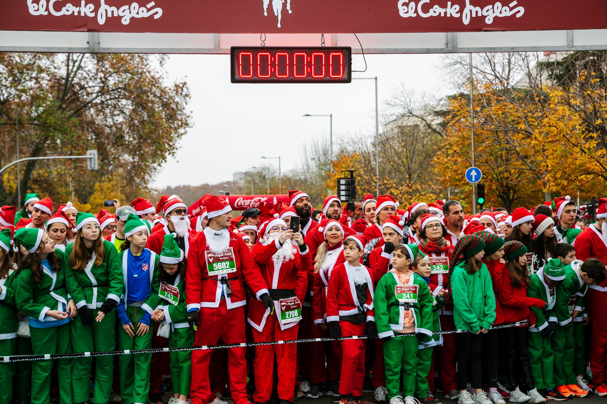 Las mejores fotos de la salida de la Carrera de Papá Noel El Corte Inglés 2022.