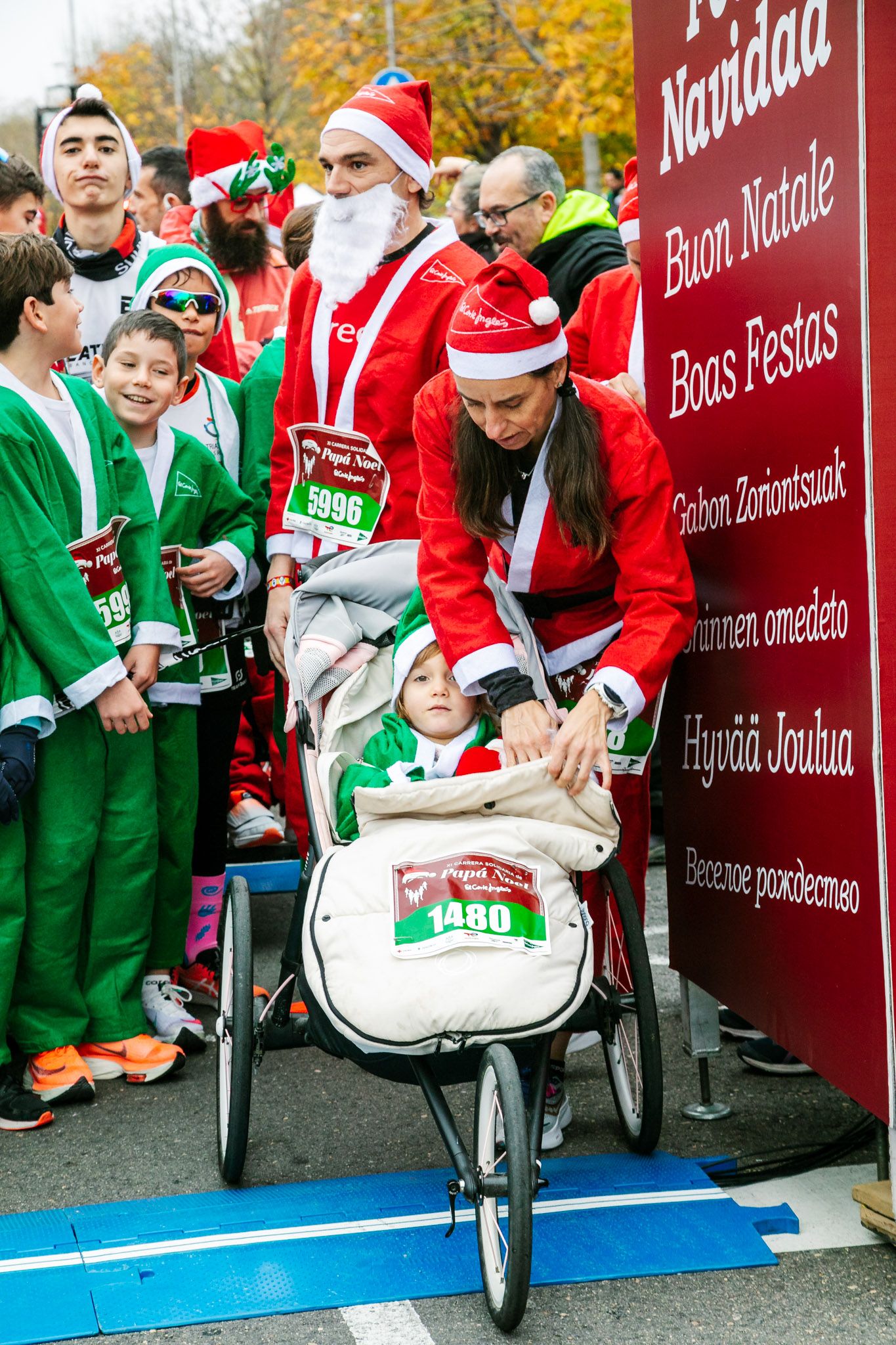 Las mejores fotos de la salida de la Carrera de Papá Noel El Corte Inglés 2022.