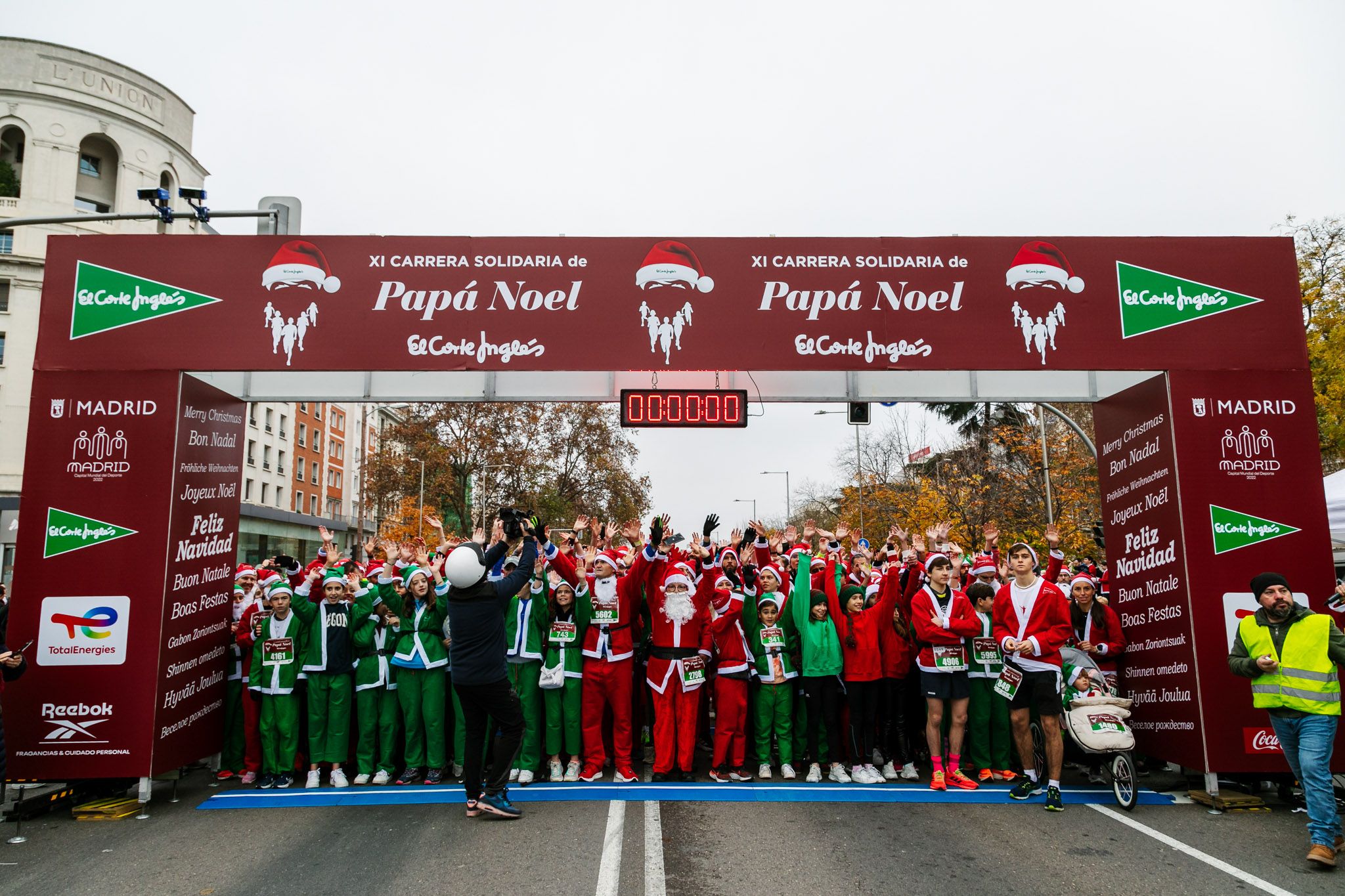 Las mejores fotos de la salida de la Carrera de Papá Noel El Corte Inglés 2022.