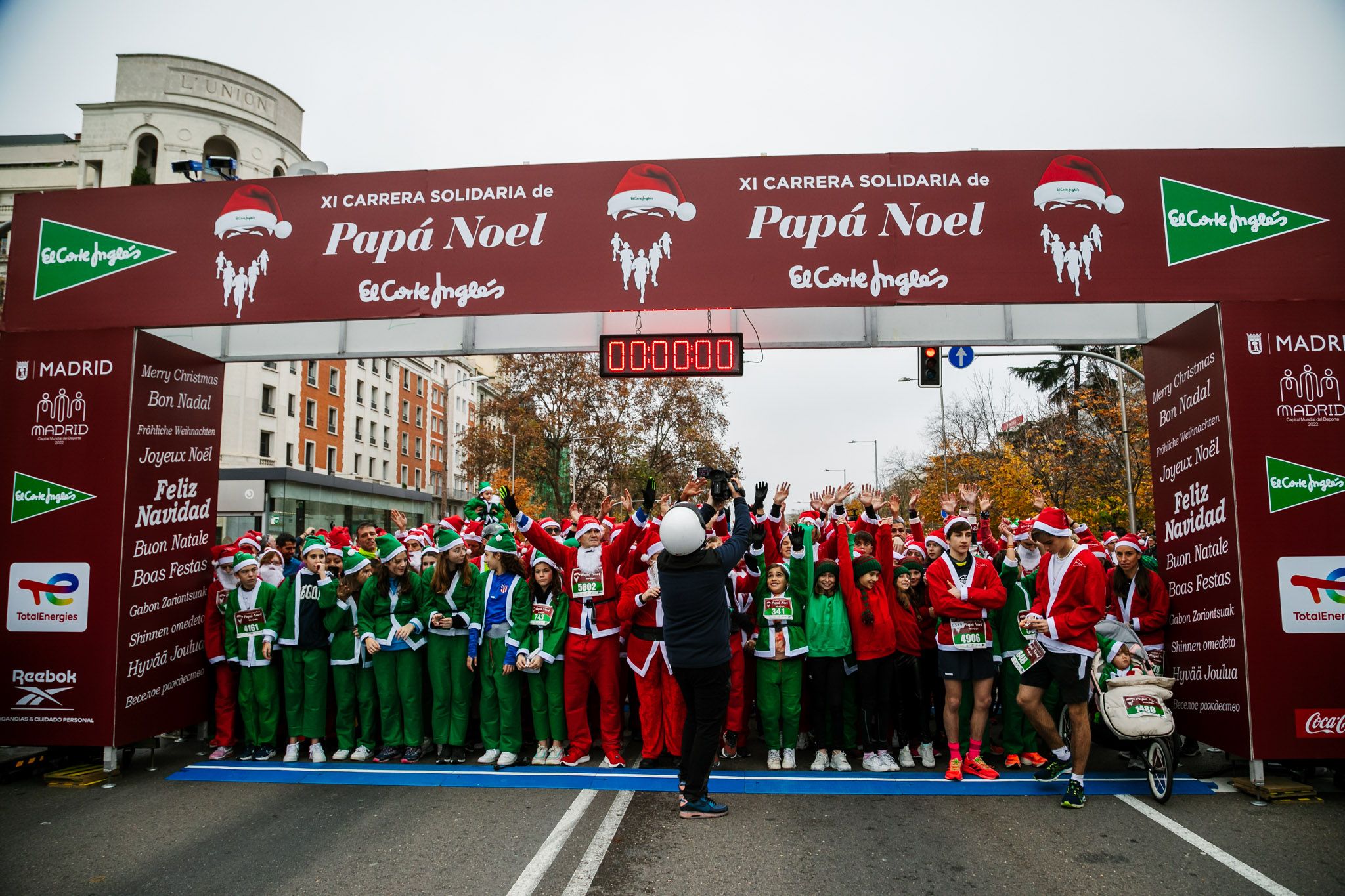 Las mejores fotos de la salida de la Carrera de Papá Noel El Corte Inglés 2022.