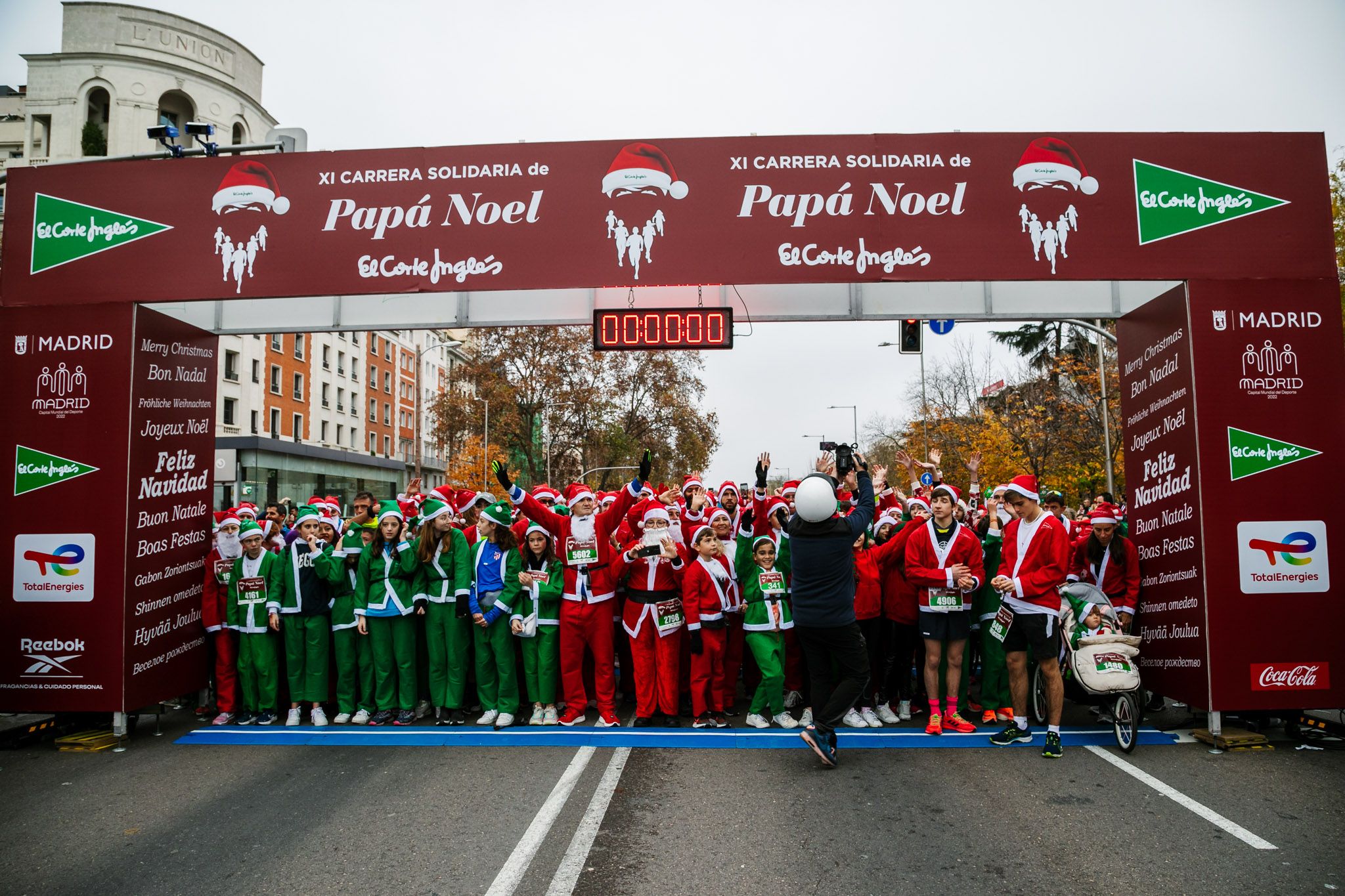 Las mejores fotos de la salida de la Carrera de Papá Noel El Corte Inglés 2022.