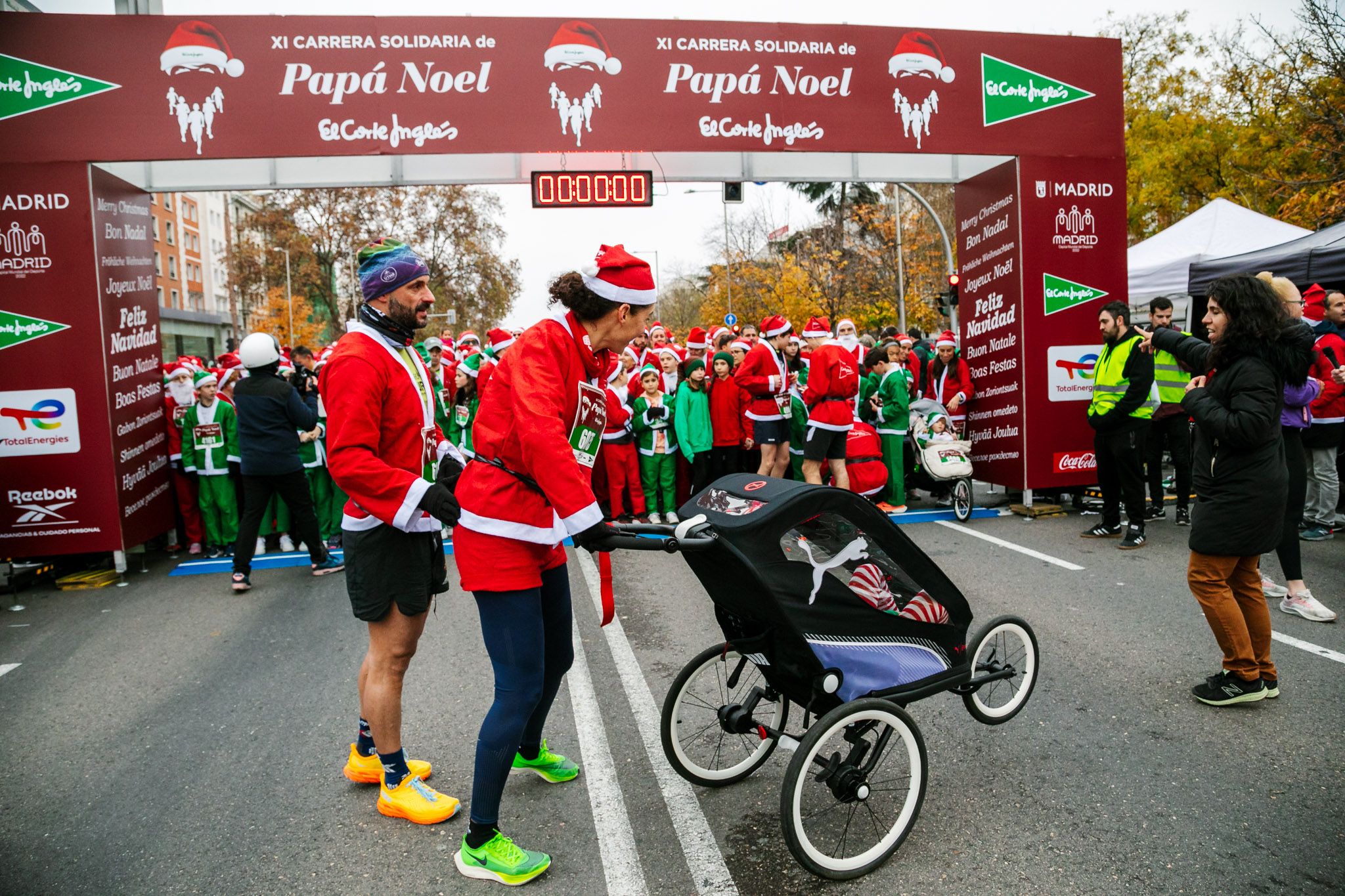 Las mejores fotos de la salida de la Carrera de Papá Noel El Corte Inglés 2022.