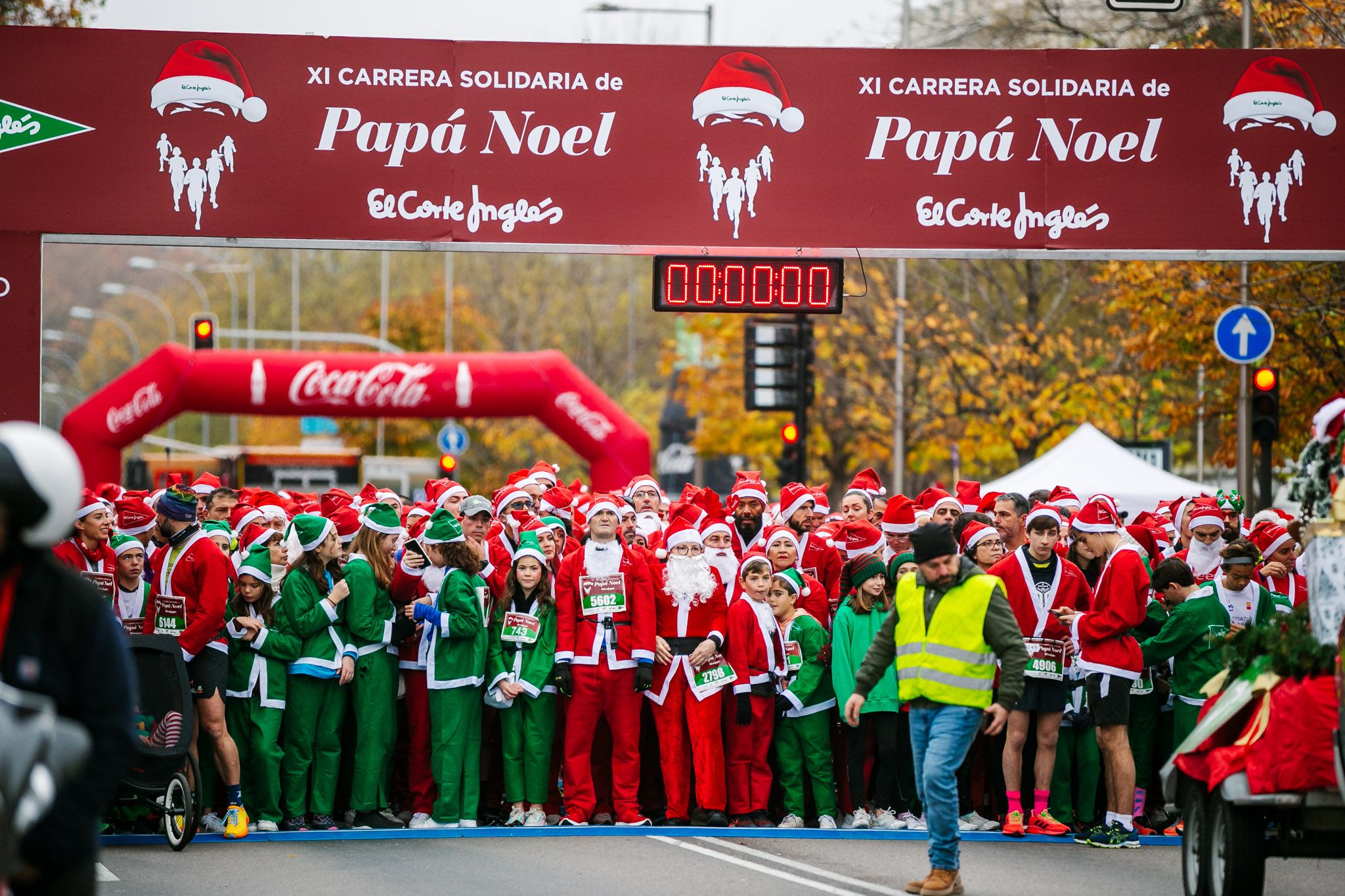 Las mejores fotos de la salida de la Carrera de Papá Noel El Corte Inglés 2022.