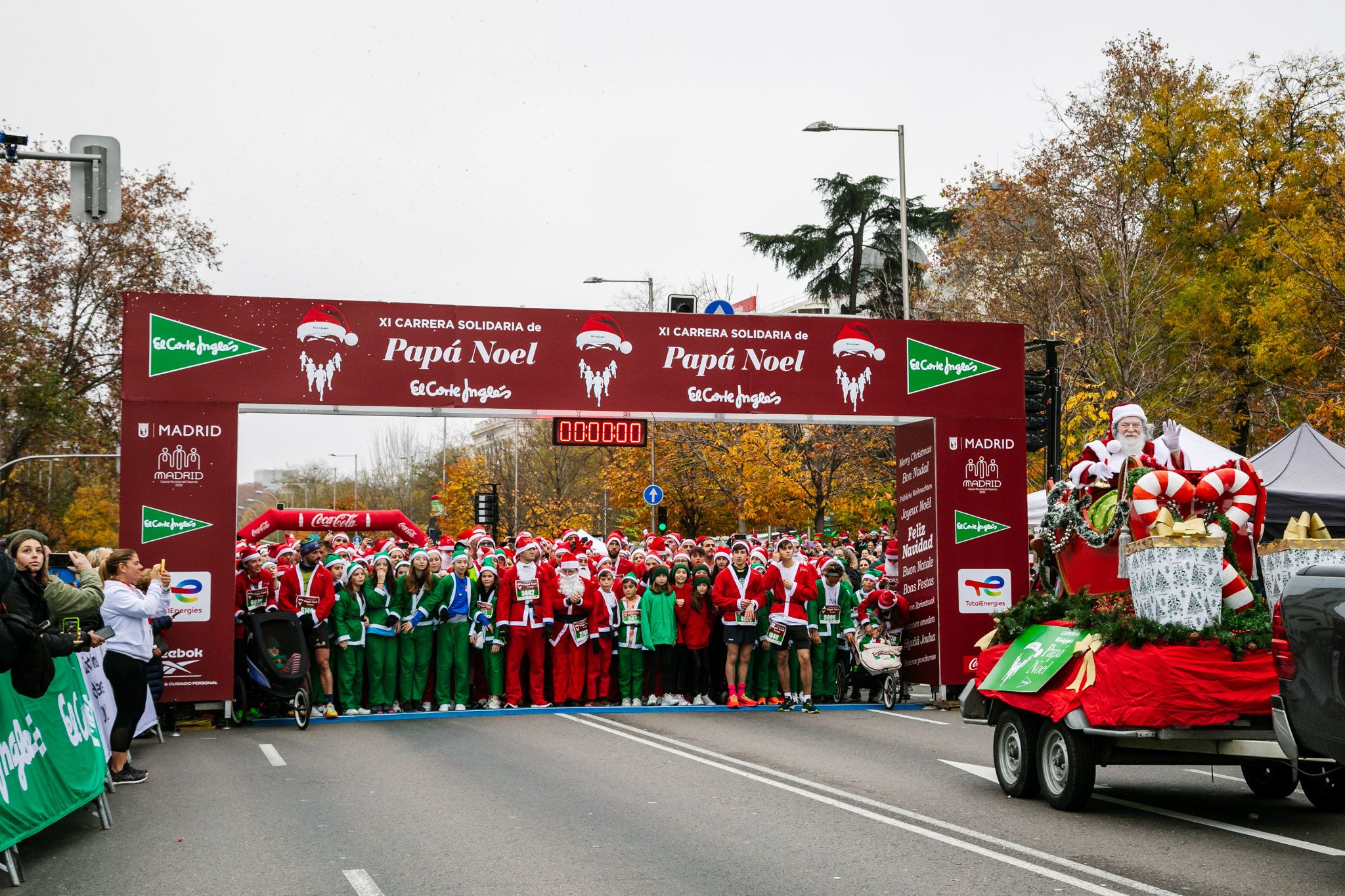 Las mejores fotos de la salida de la Carrera de Papá Noel El Corte Inglés 2022.