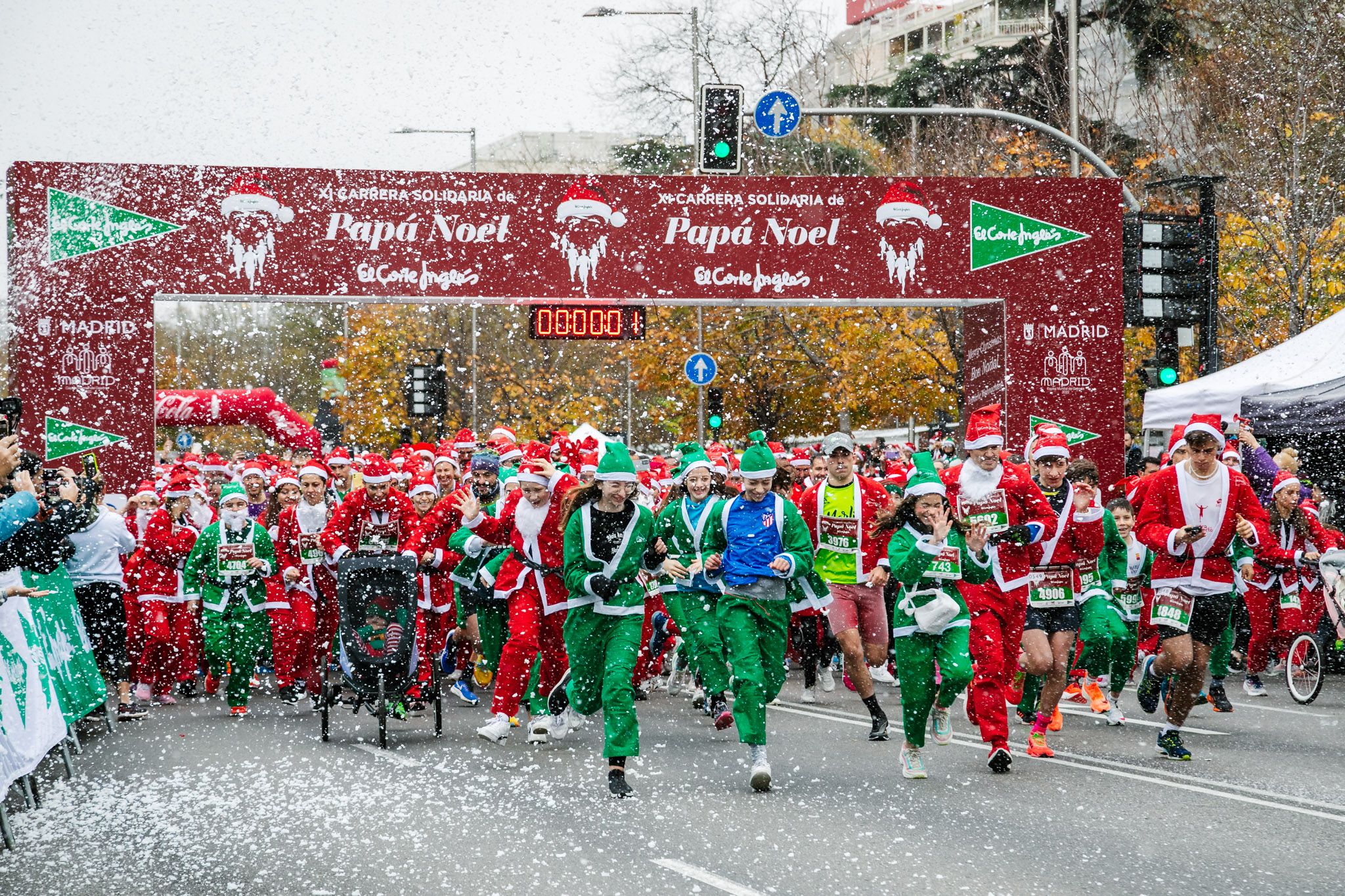 Las mejores fotos de la salida de la Carrera de Papá Noel El Corte Inglés 2022.