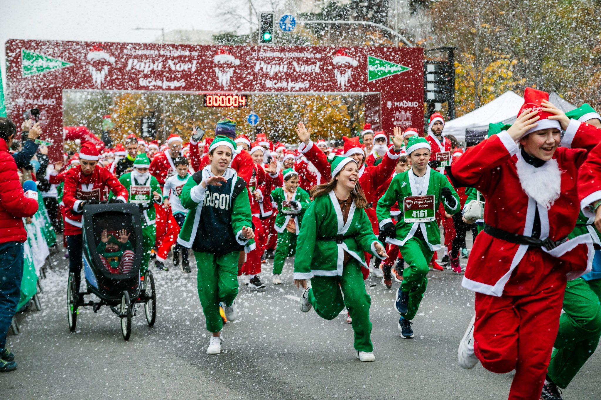 Las mejores fotos de la salida de la Carrera de Papá Noel El Corte Inglés 2022.