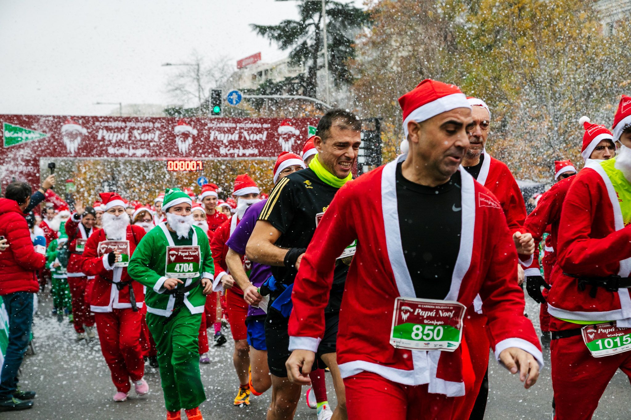 Las mejores fotos de la salida de la Carrera de Papá Noel El Corte Inglés 2022.