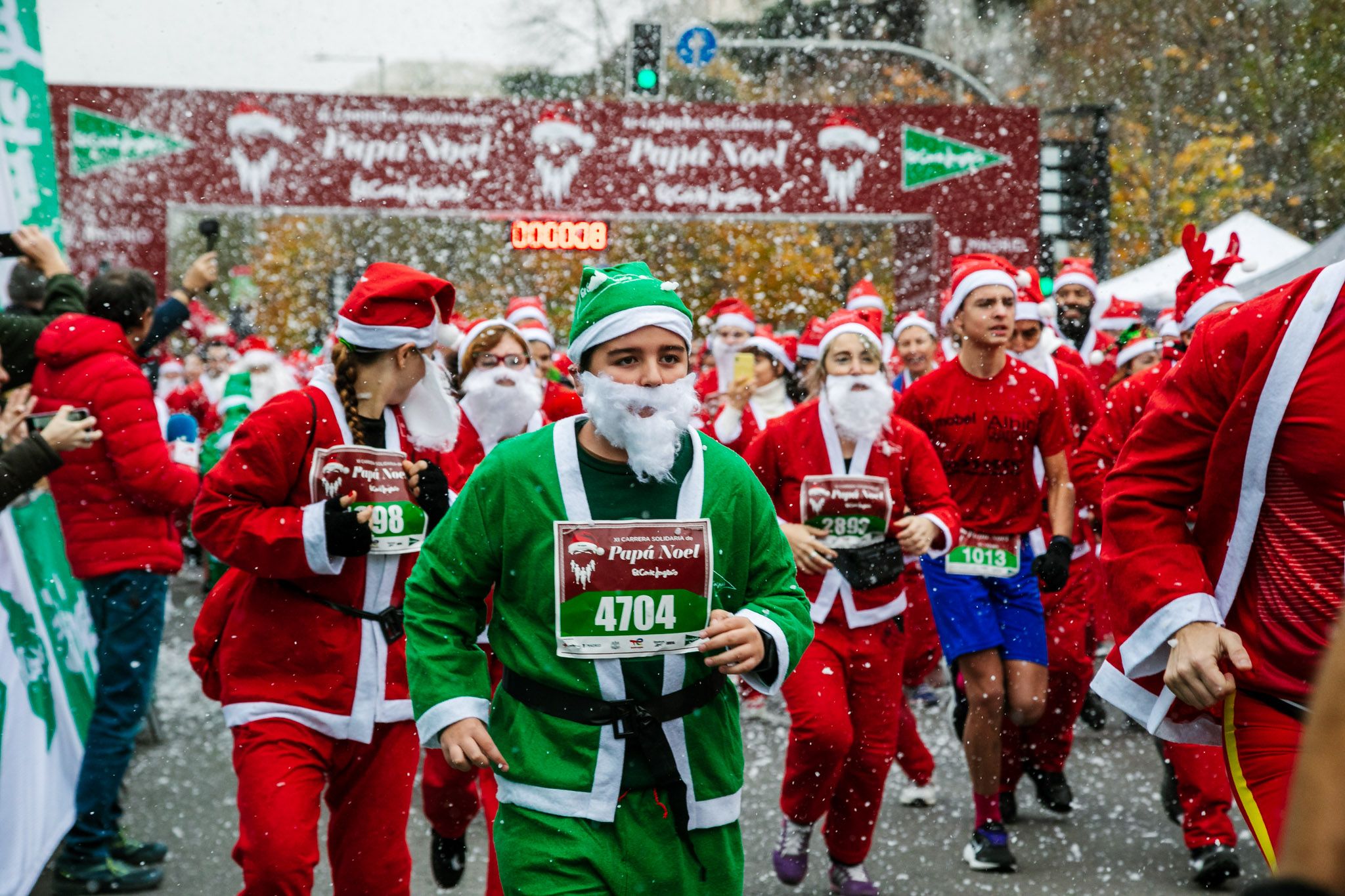 Las mejores fotos de la salida de la Carrera de Papá Noel El Corte Inglés 2022.