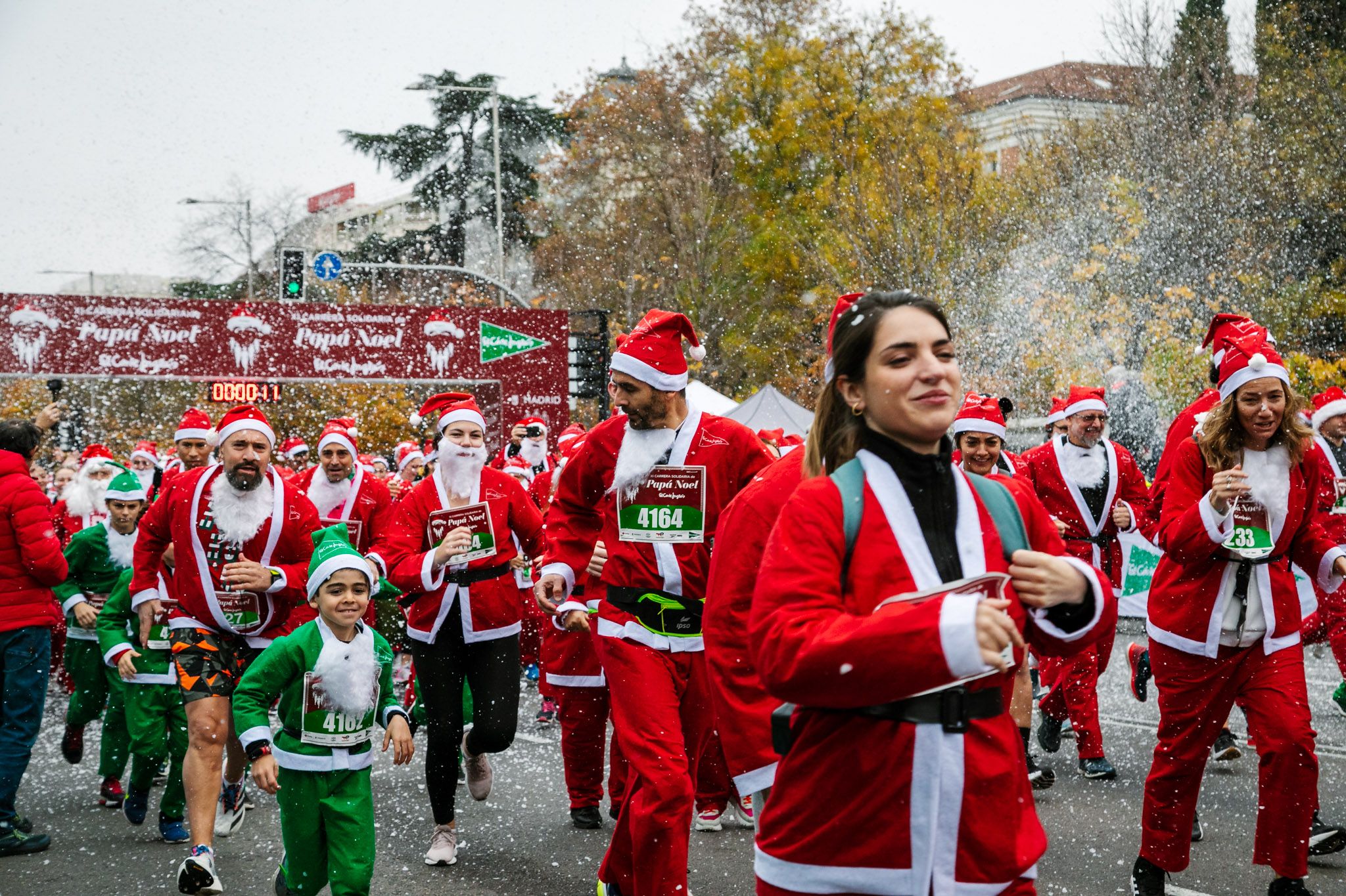 Las mejores fotos de la salida de la Carrera de Papá Noel El Corte Inglés 2022.