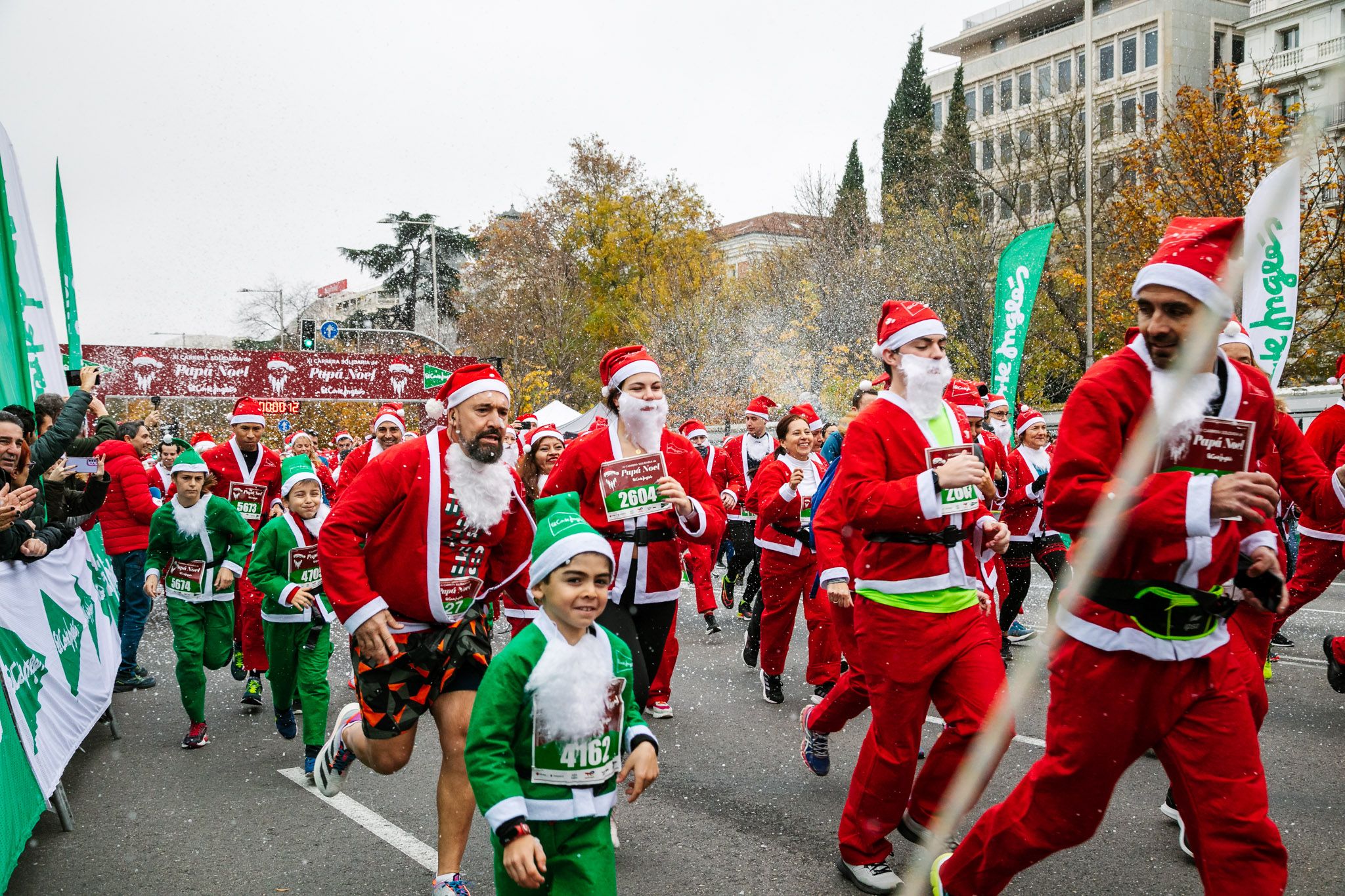 Las mejores fotos de la salida de la Carrera de Papá Noel El Corte Inglés 2022.