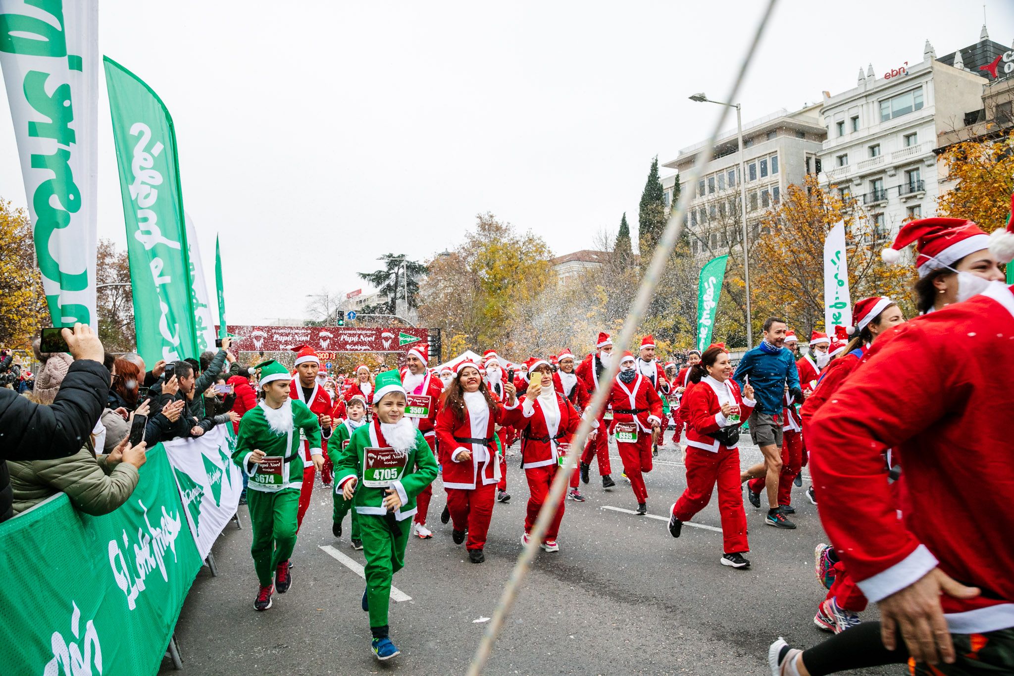 Las mejores fotos de la salida de la Carrera de Papá Noel El Corte Inglés 2022.