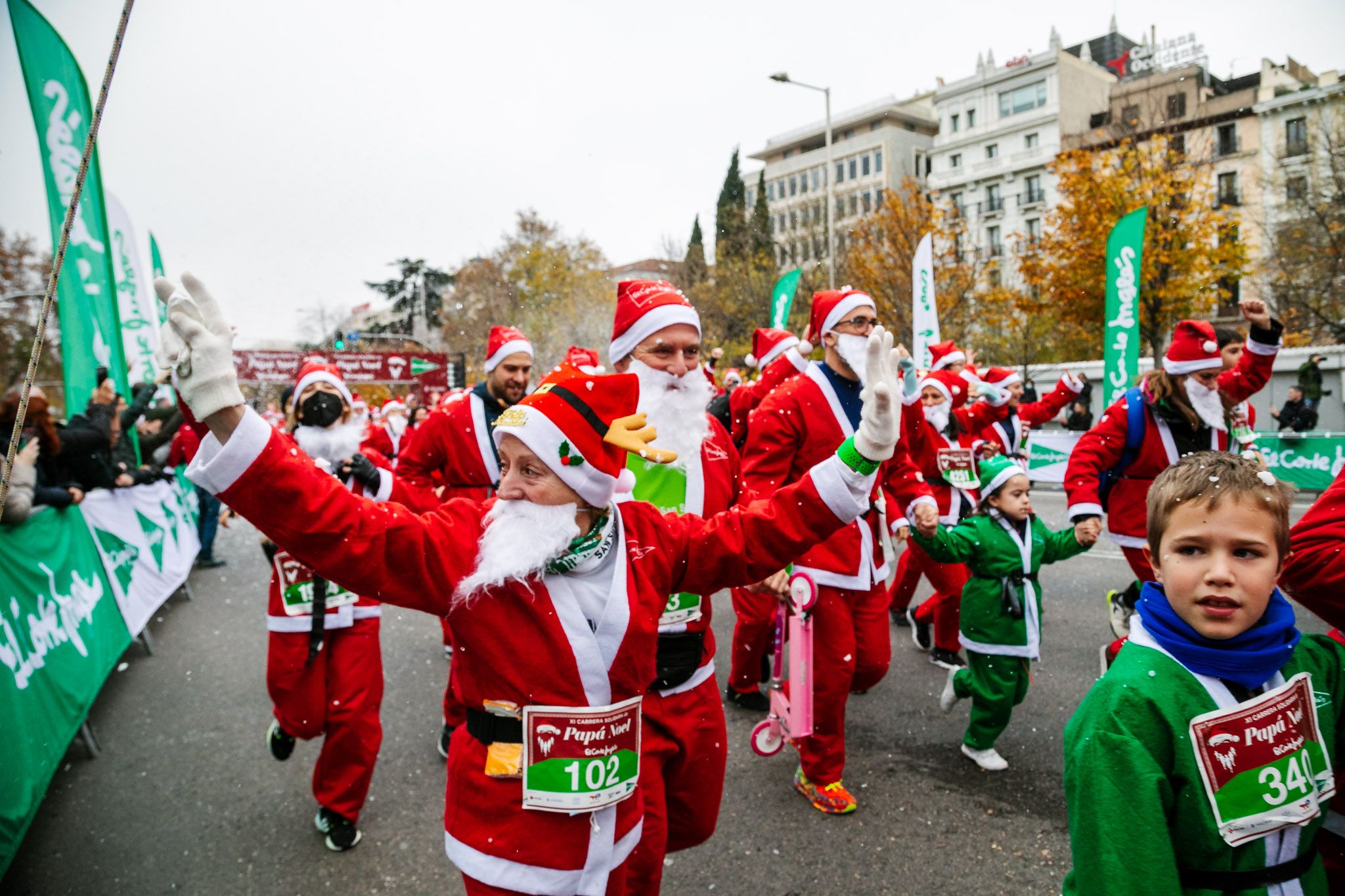 Las mejores fotos de la salida de la Carrera de Papá Noel El Corte Inglés 2022.