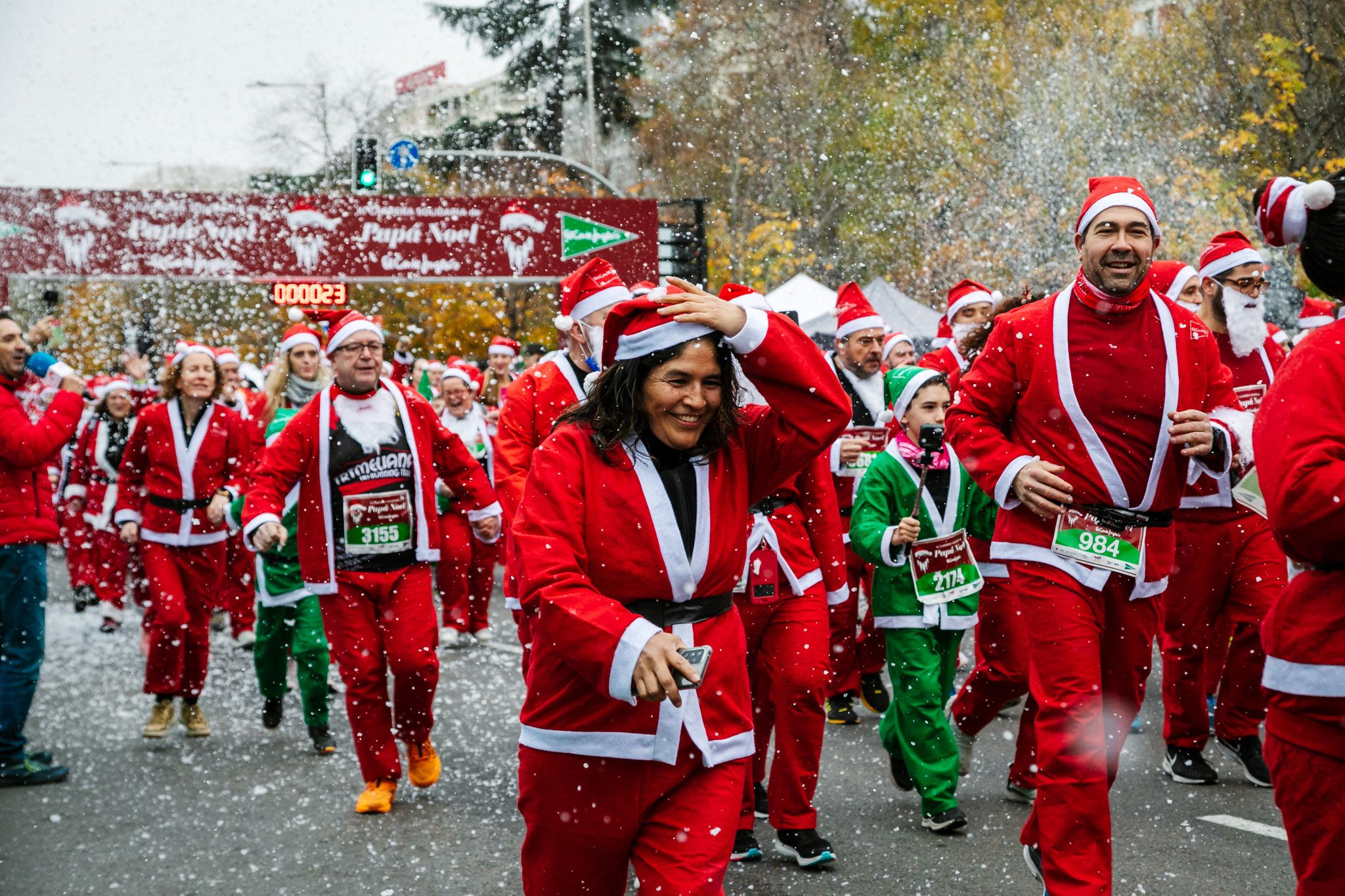Las mejores fotos de la salida de la Carrera de Papá Noel El Corte Inglés 2022.