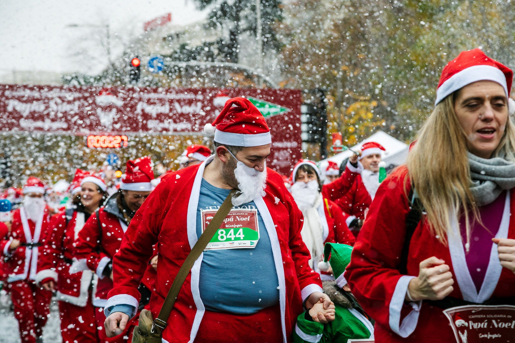 Las mejores fotos de la salida de la Carrera de Papá Noel El Corte Inglés 2022.