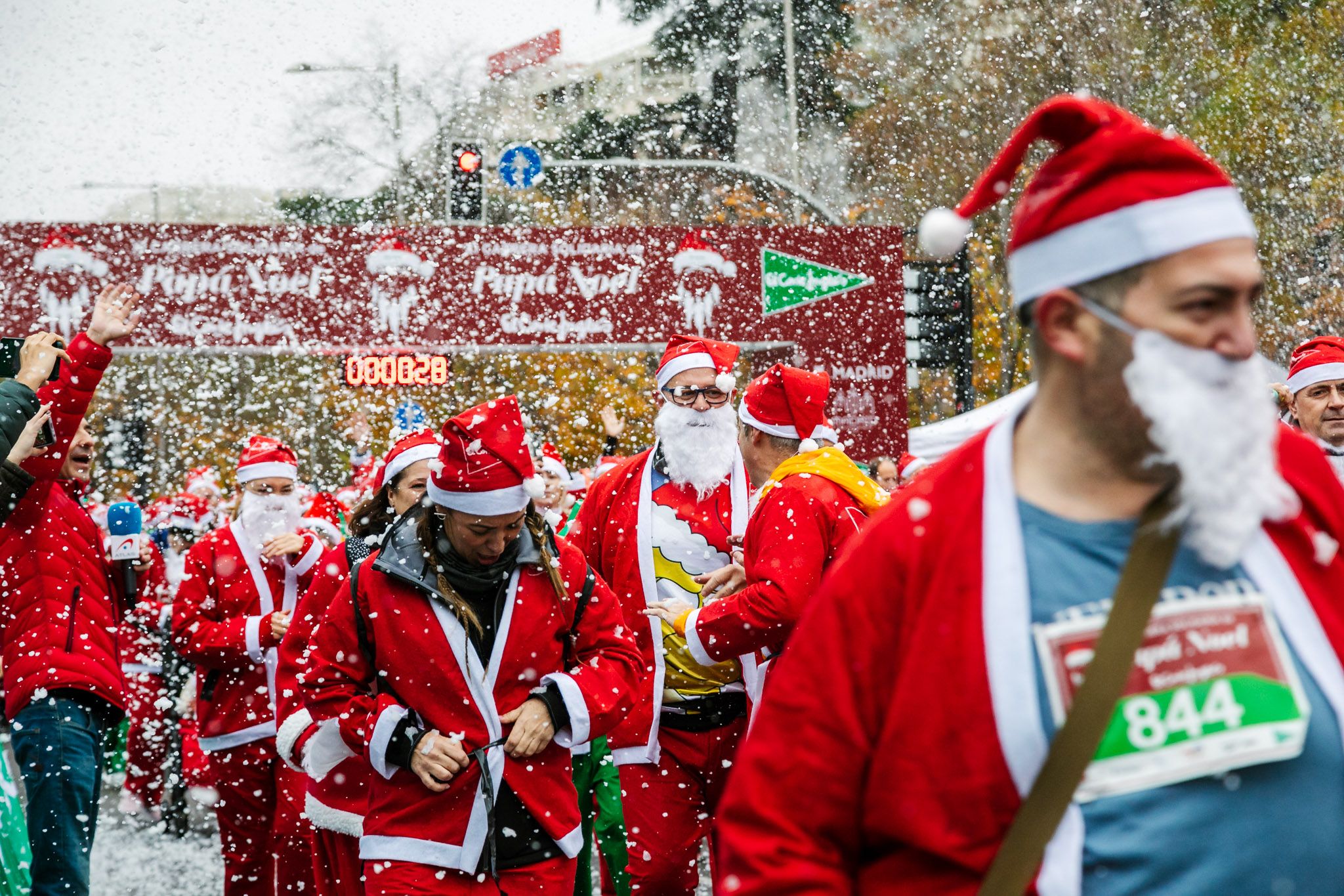 Las mejores fotos de la salida de la Carrera de Papá Noel El Corte Inglés 2022.