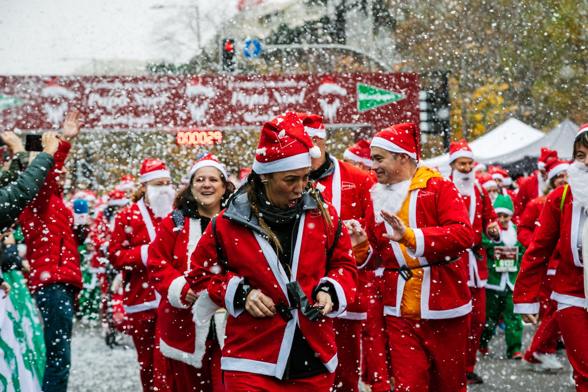 Las mejores fotos de la salida de la Carrera de Papá Noel El Corte Inglés 2022.