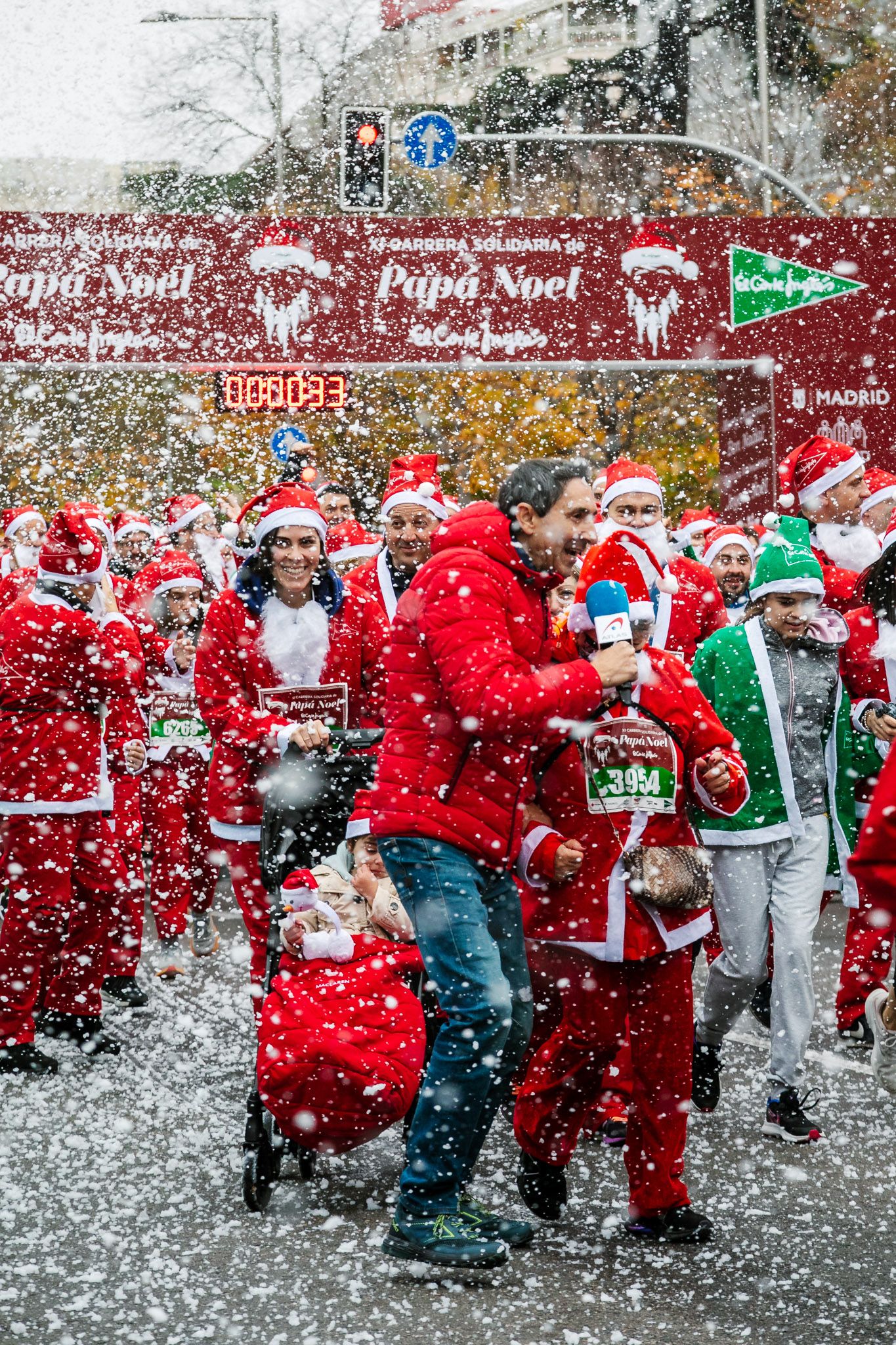 Las mejores fotos de la salida de la Carrera de Papá Noel El Corte Inglés 2022.