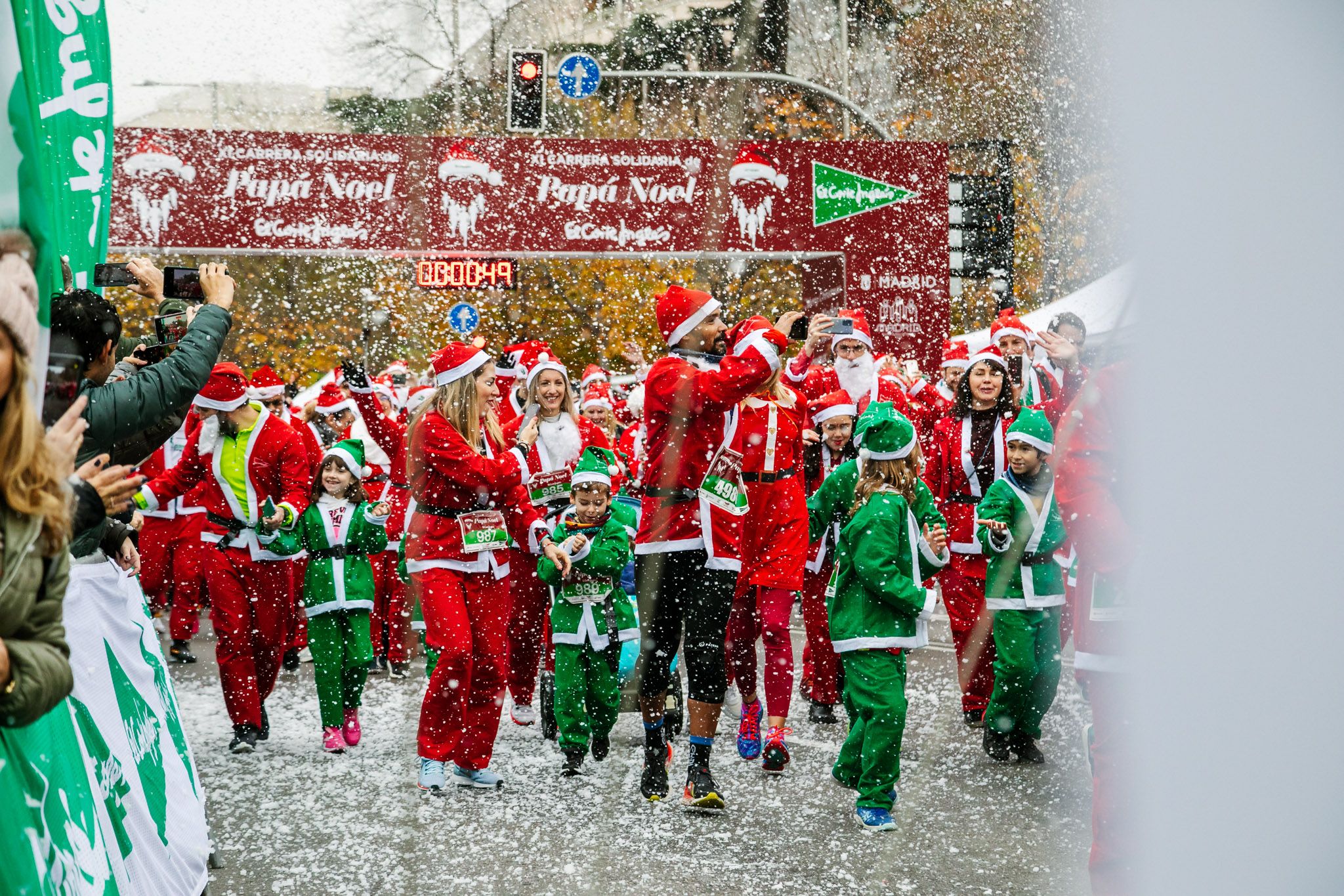 Las mejores fotos de la salida de la Carrera de Papá Noel El Corte Inglés 2022.