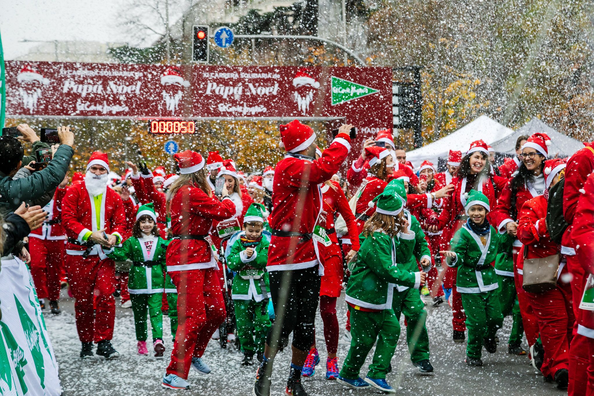 Las mejores fotos de la salida de la Carrera de Papá Noel El Corte Inglés 2022.