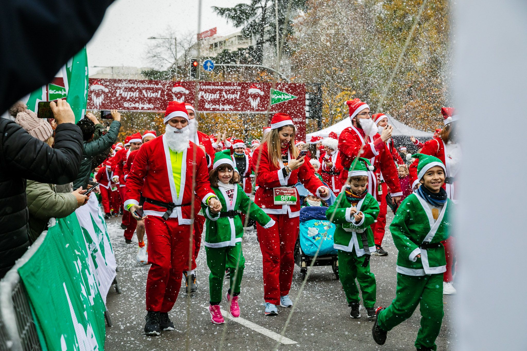 Las mejores fotos de la salida de la Carrera de Papá Noel El Corte Inglés 2022.