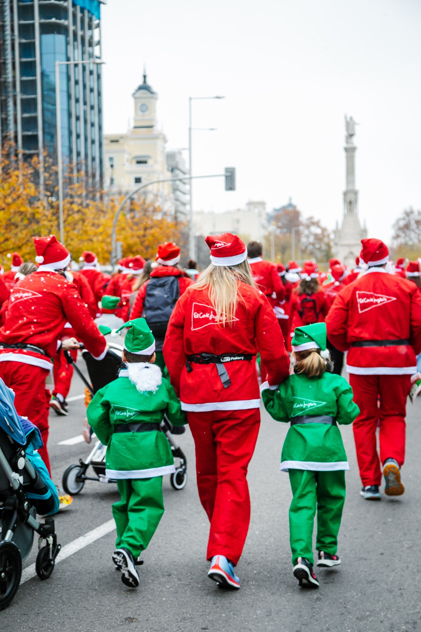 Las mejores fotos de la salida de la Carrera de Papá Noel El Corte Inglés 2022.