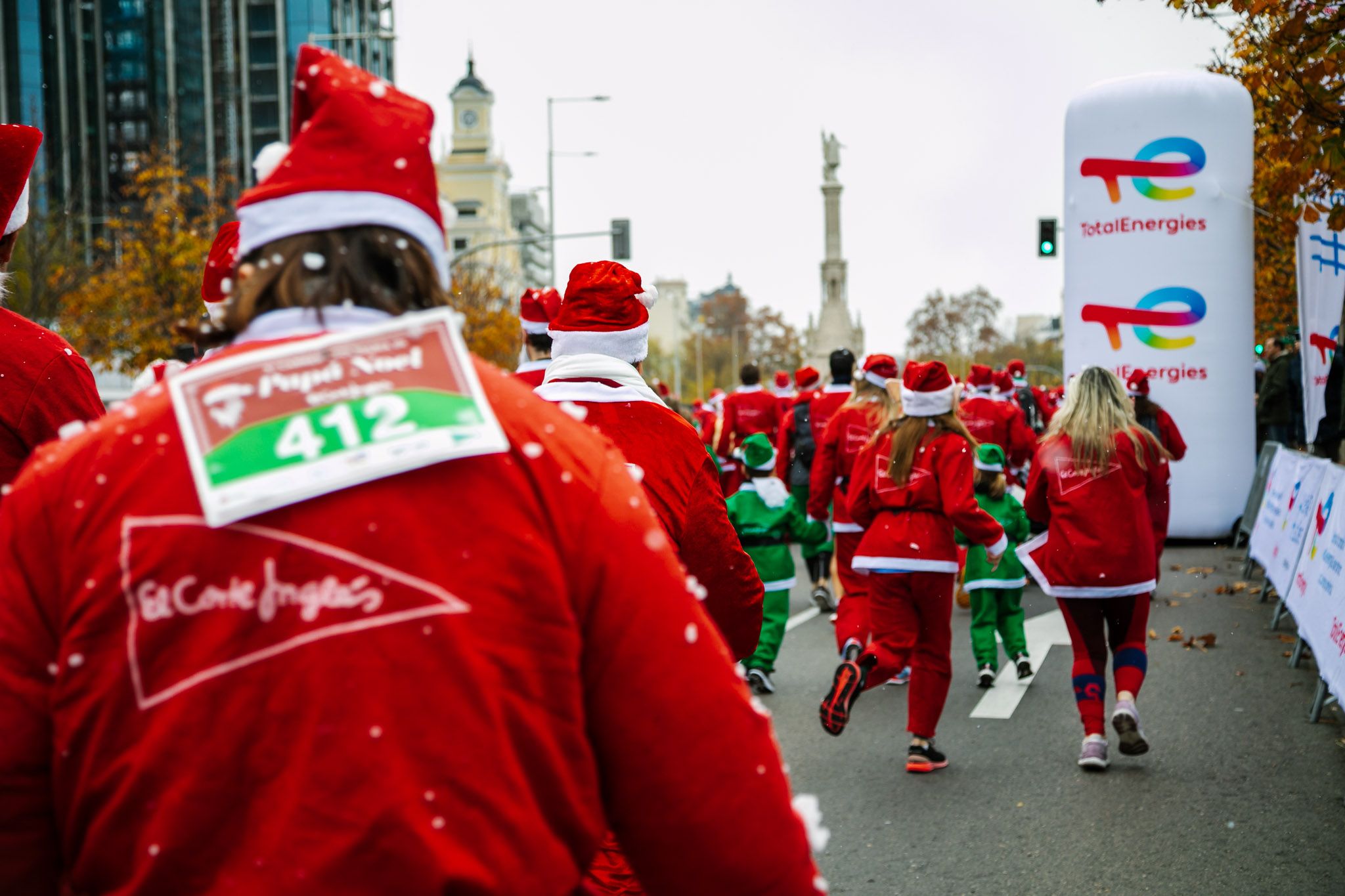 Las mejores fotos de la salida de la Carrera de Papá Noel El Corte Inglés 2022.