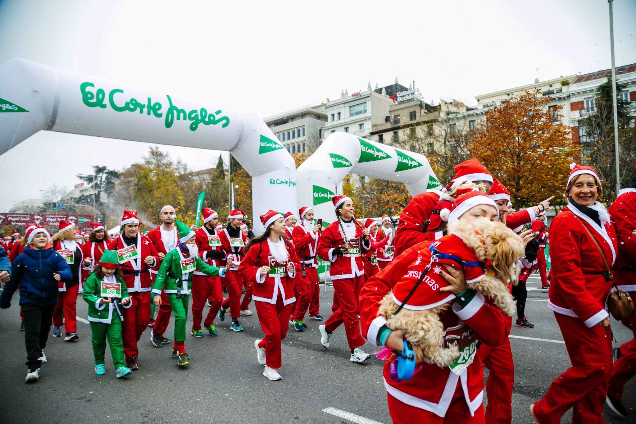 Las mejores fotos de la salida de la Carrera de Papá Noel El Corte Inglés 2022.