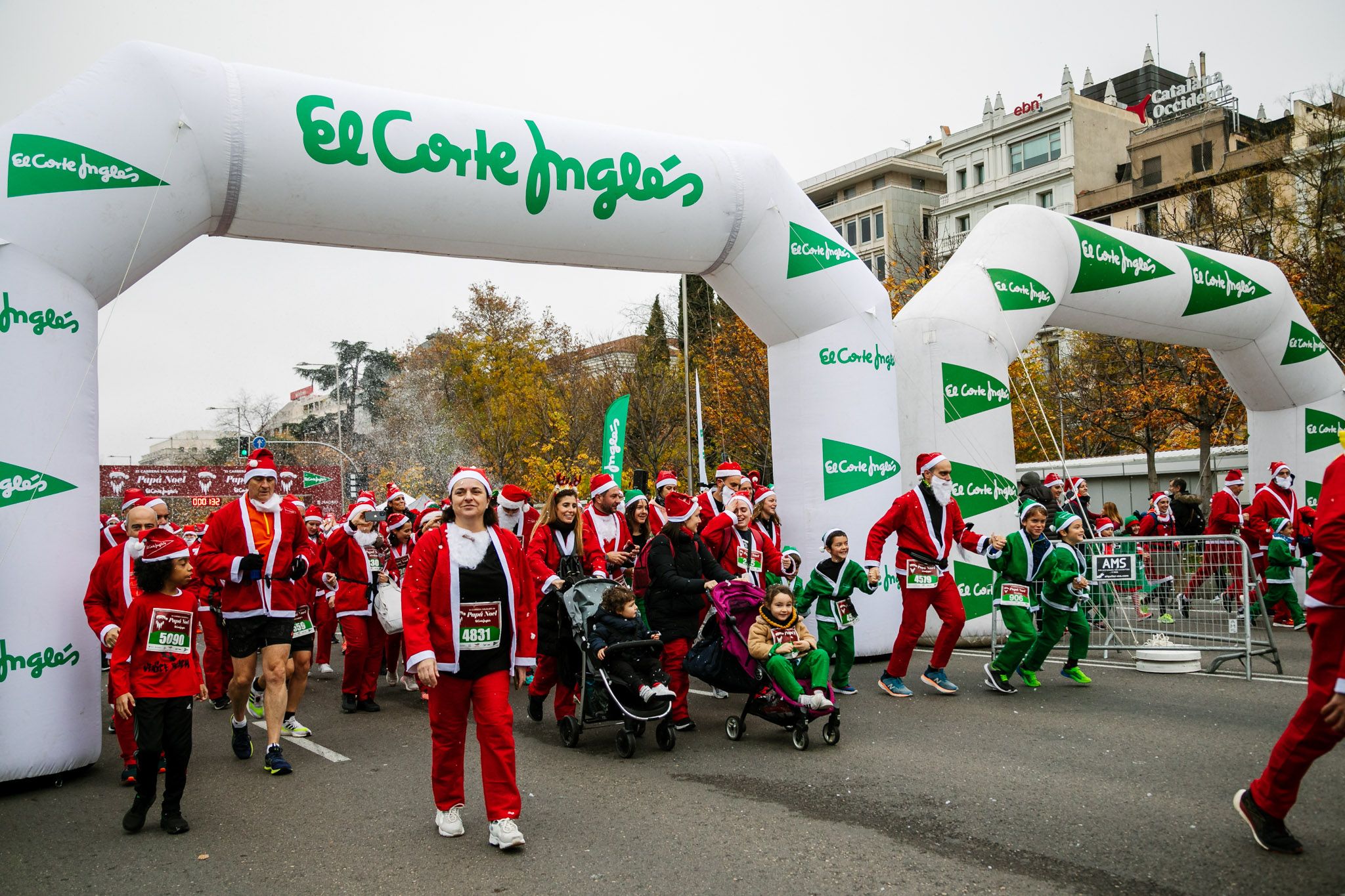 Las mejores fotos de la salida de la Carrera de Papá Noel El Corte Inglés 2022.