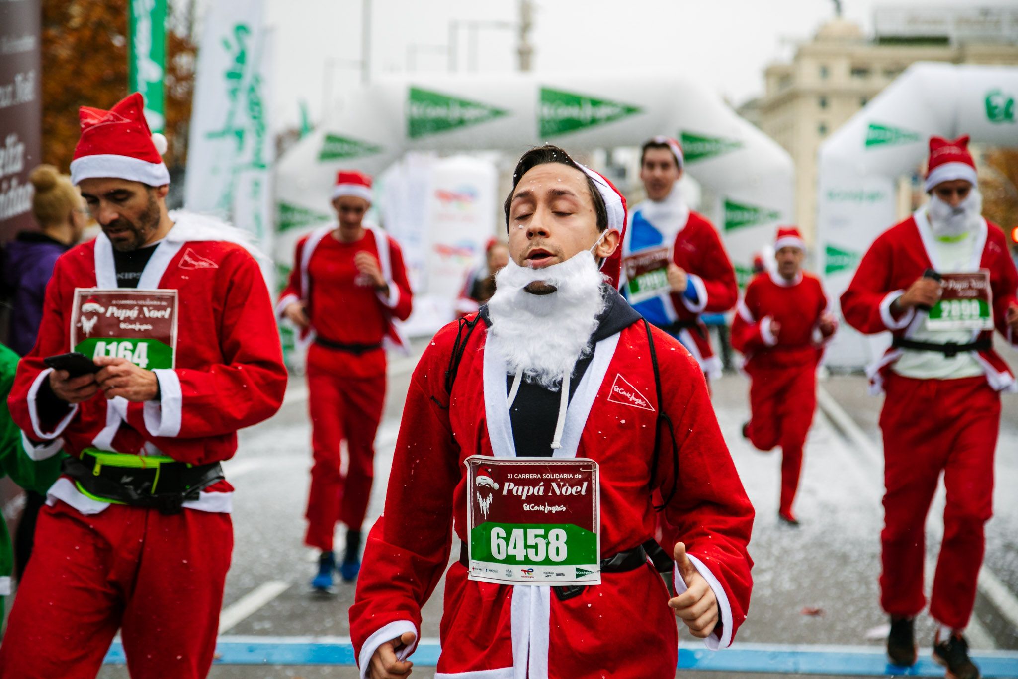 Las mejores fotos de meta de la Carrera de Papá Noel El Corte Inglés 2022