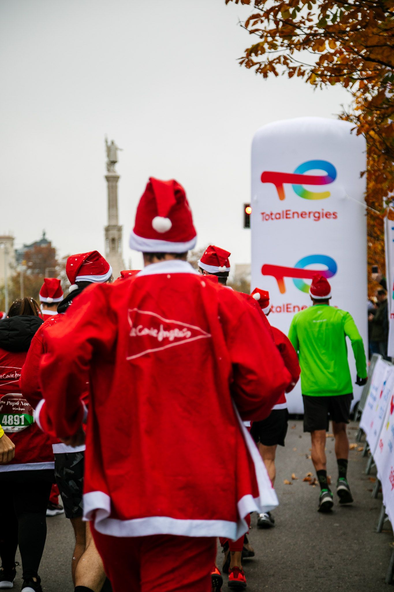 Las mejores fotos de la salida de la Carrera de Papá Noel El Corte Inglés 2022.