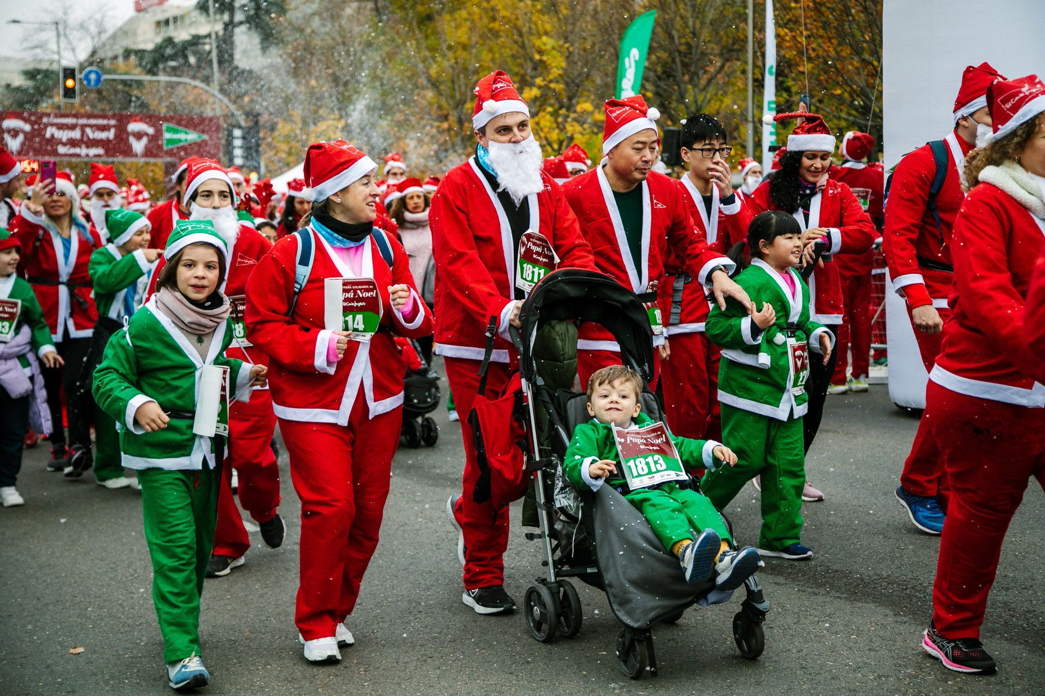 Las mejores fotos de la salida de la Carrera de Papá Noel El Corte Inglés 2022.