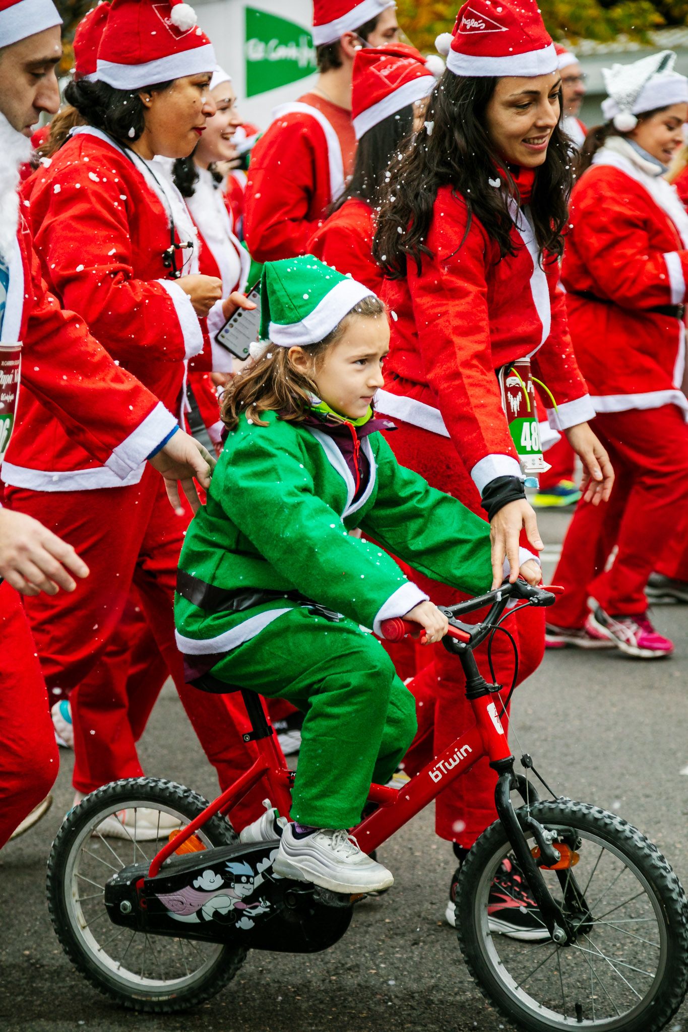 Las mejores fotos de la salida de la Carrera de Papá Noel El Corte Inglés 2022.