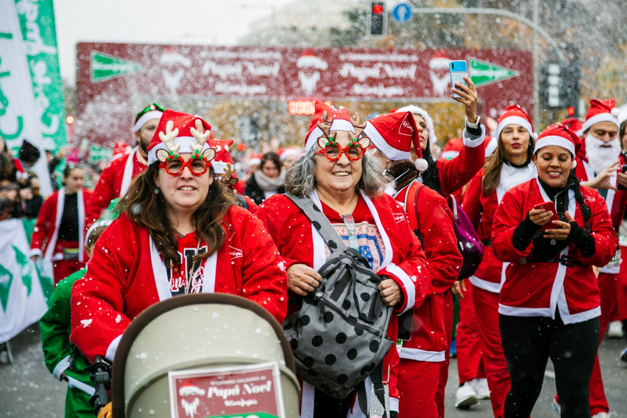 Las mejores fotos de la salida de la Carrera de Papá Noel El Corte Inglés 2022.