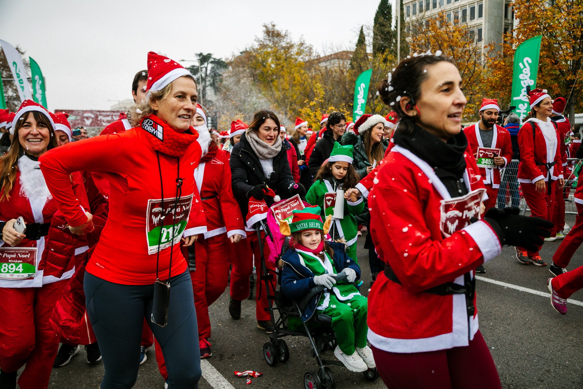 Las mejores fotos de la salida de la Carrera de Papá Noel El Corte Inglés 2022.