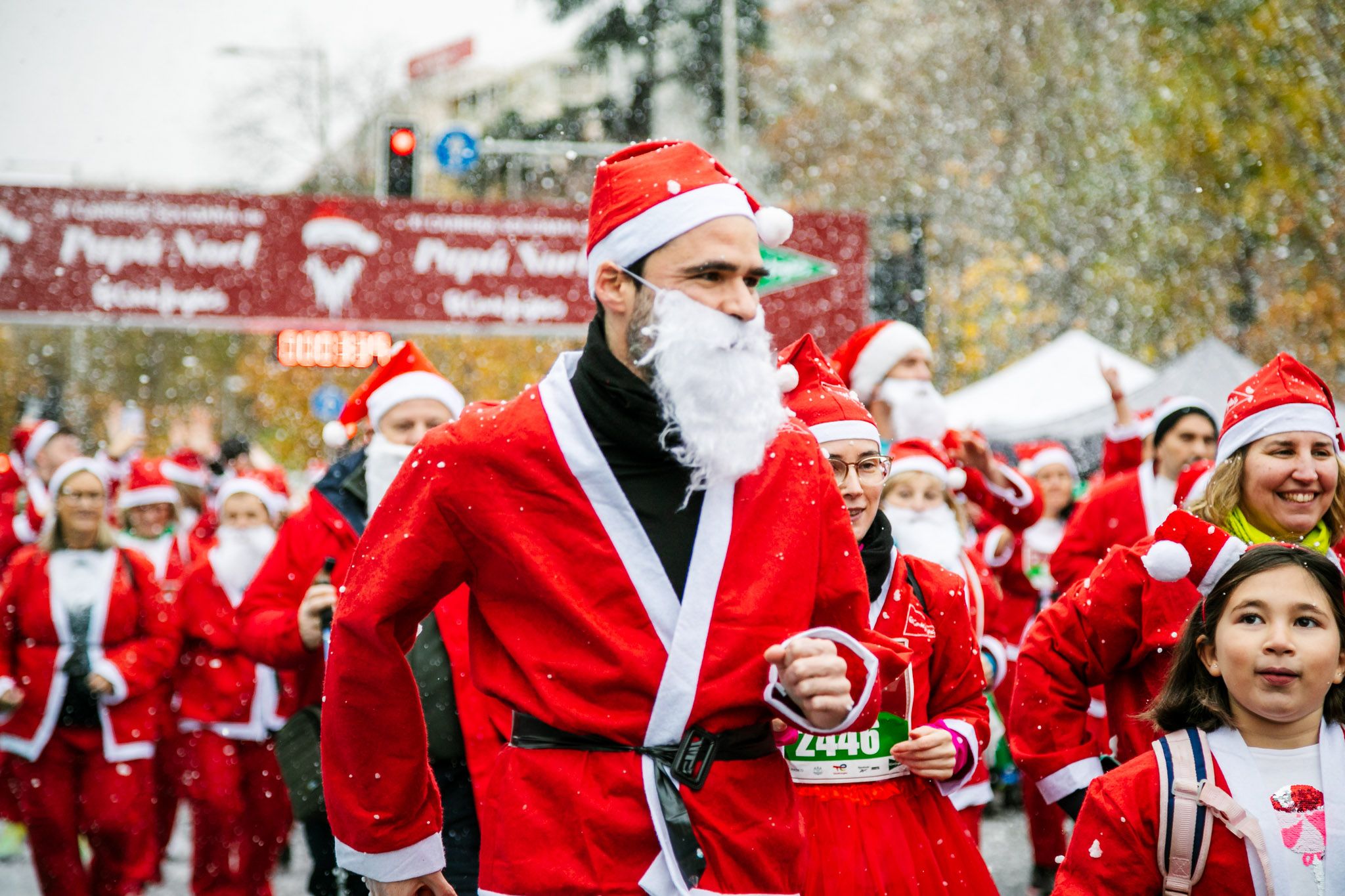 Las mejores fotos de la salida de la Carrera de Papá Noel El Corte Inglés 2022.