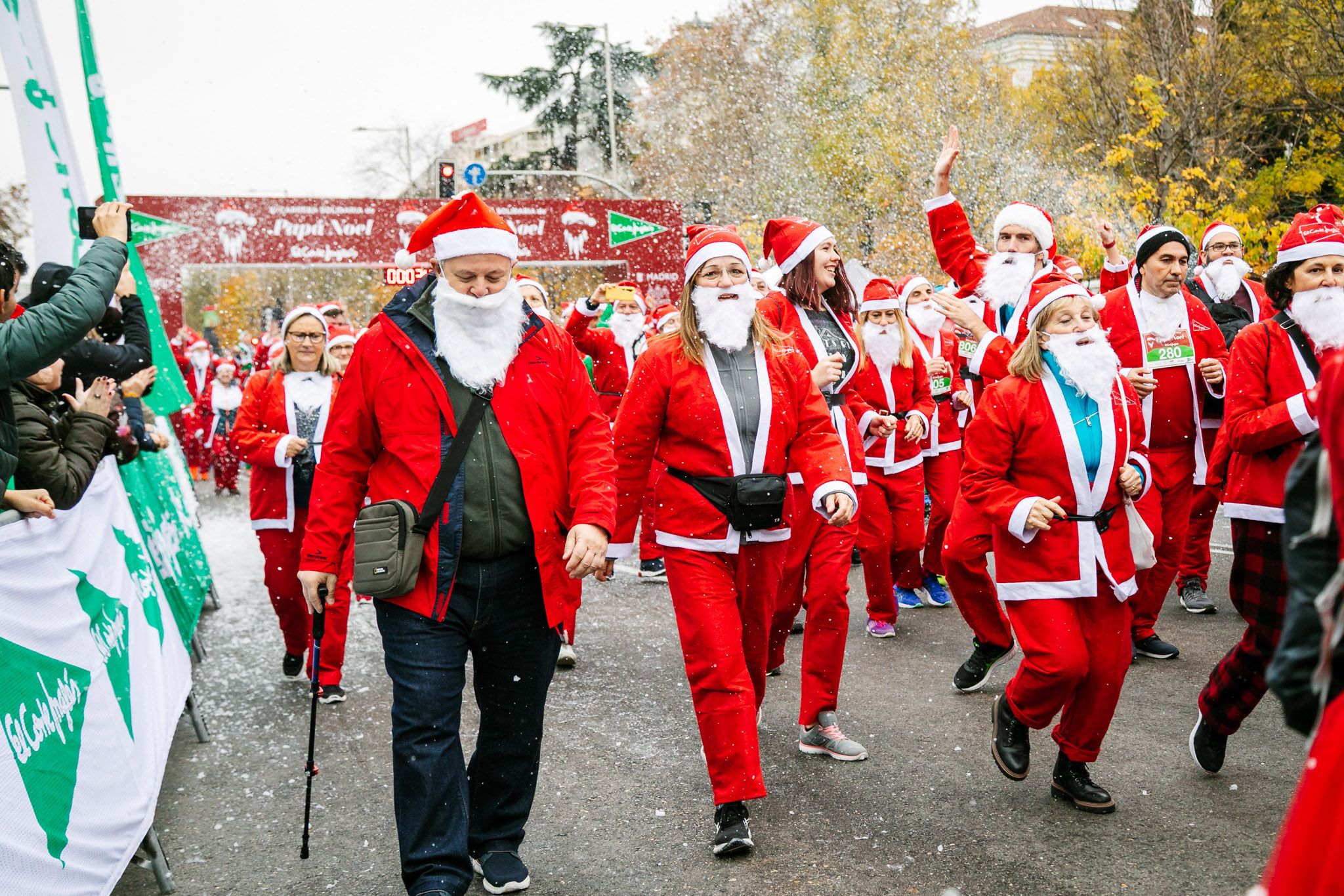 Las mejores fotos de la salida de la Carrera de Papá Noel El Corte Inglés 2022.